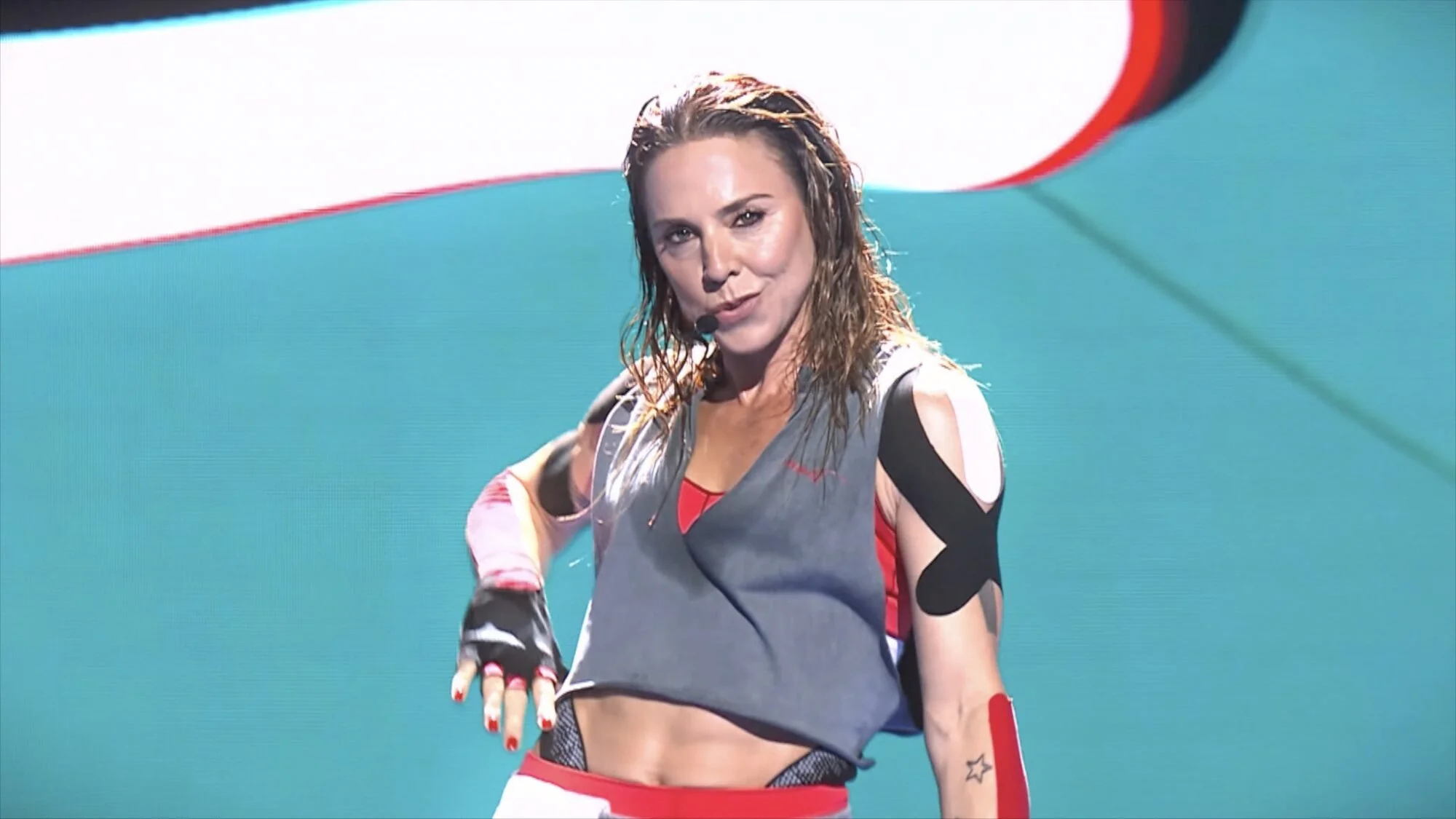 melanie-c-live-performance-close-up.jpg