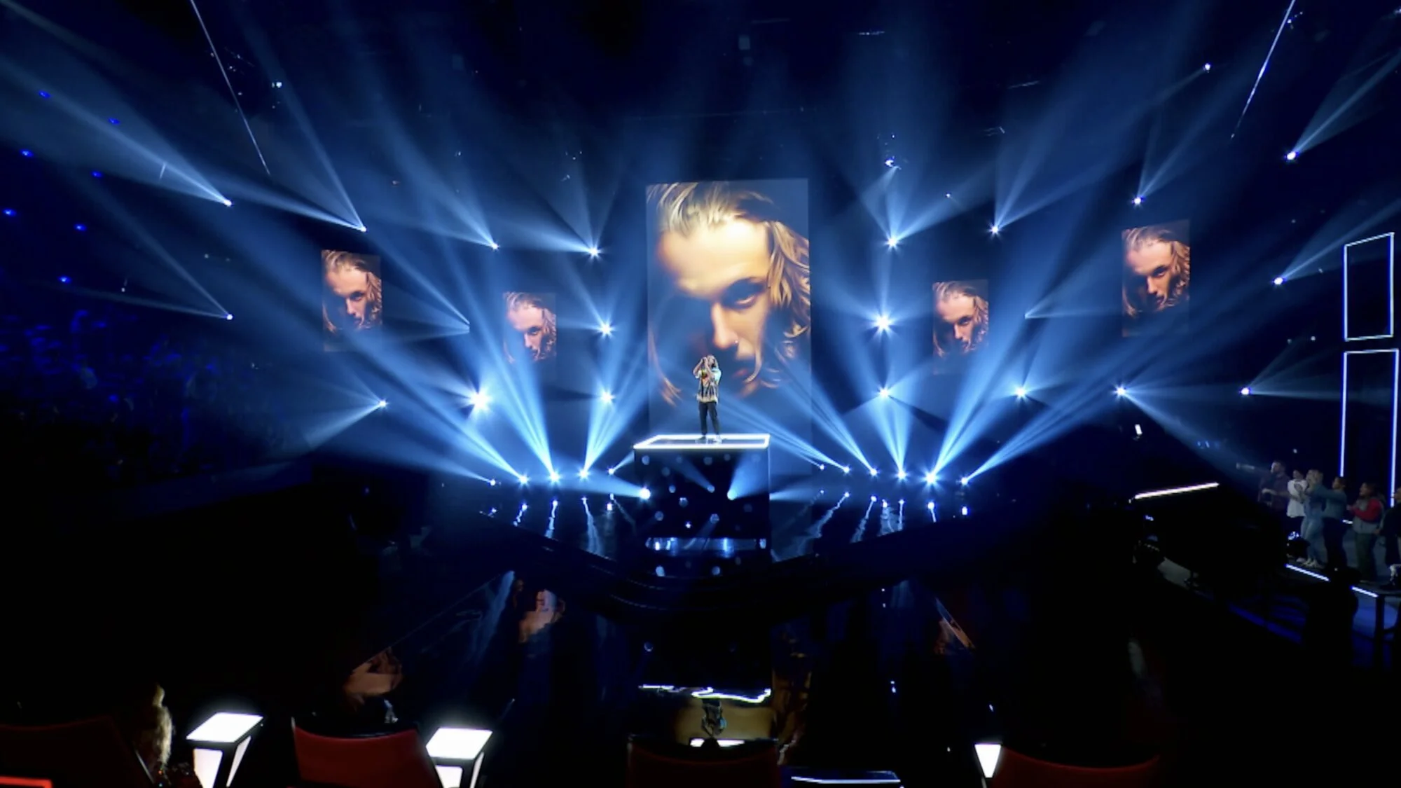 the-voice-australia-portrait-screens-blue-beams.jpg