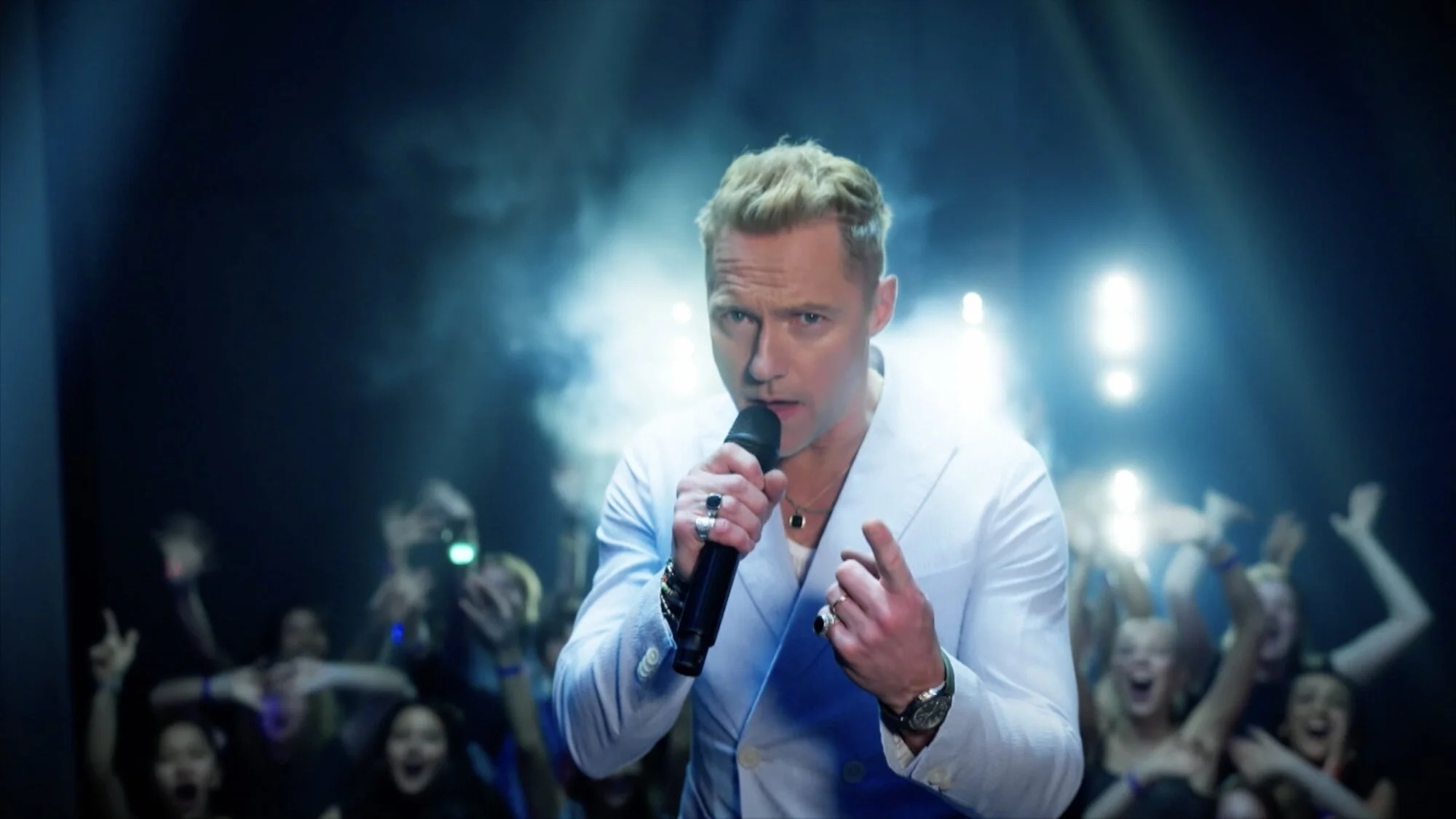 the-voice-australia-ronan-white-jacket-close-up.jpg