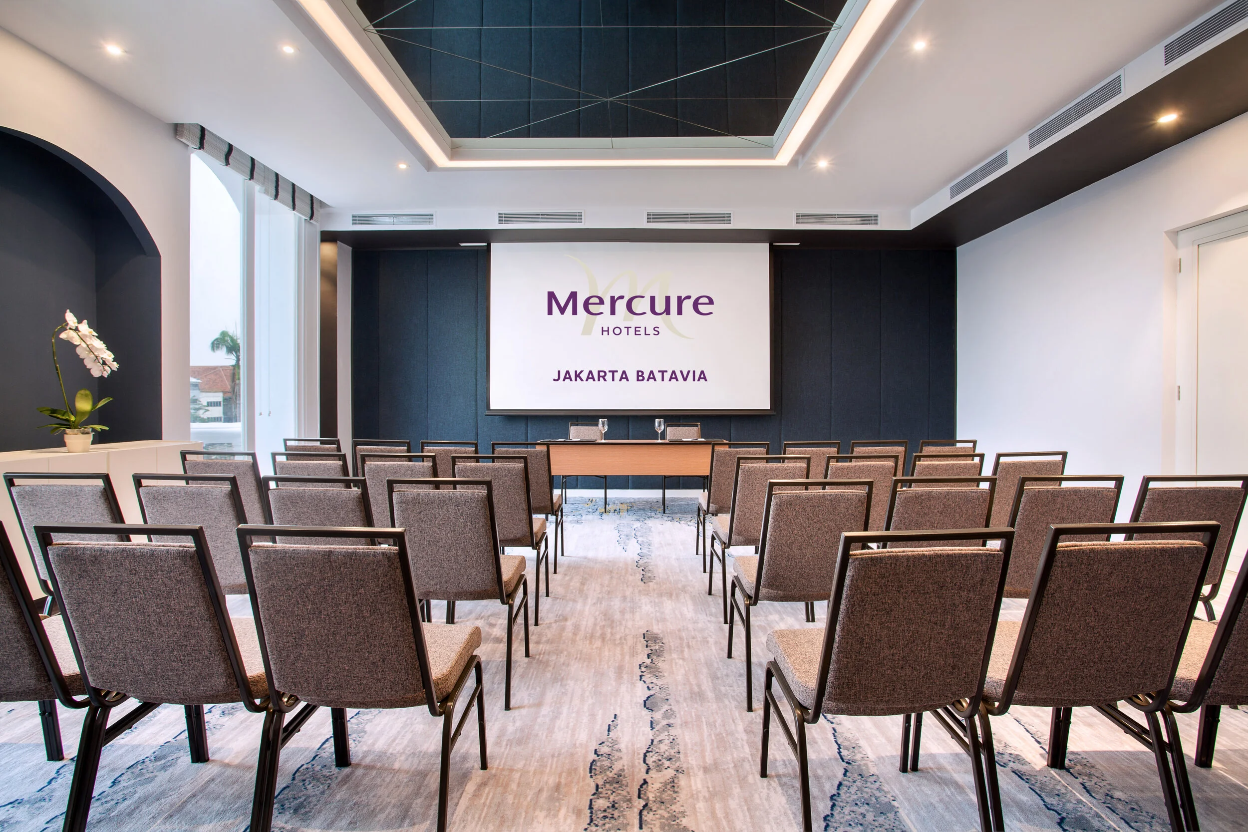 Daylight Meeting Room