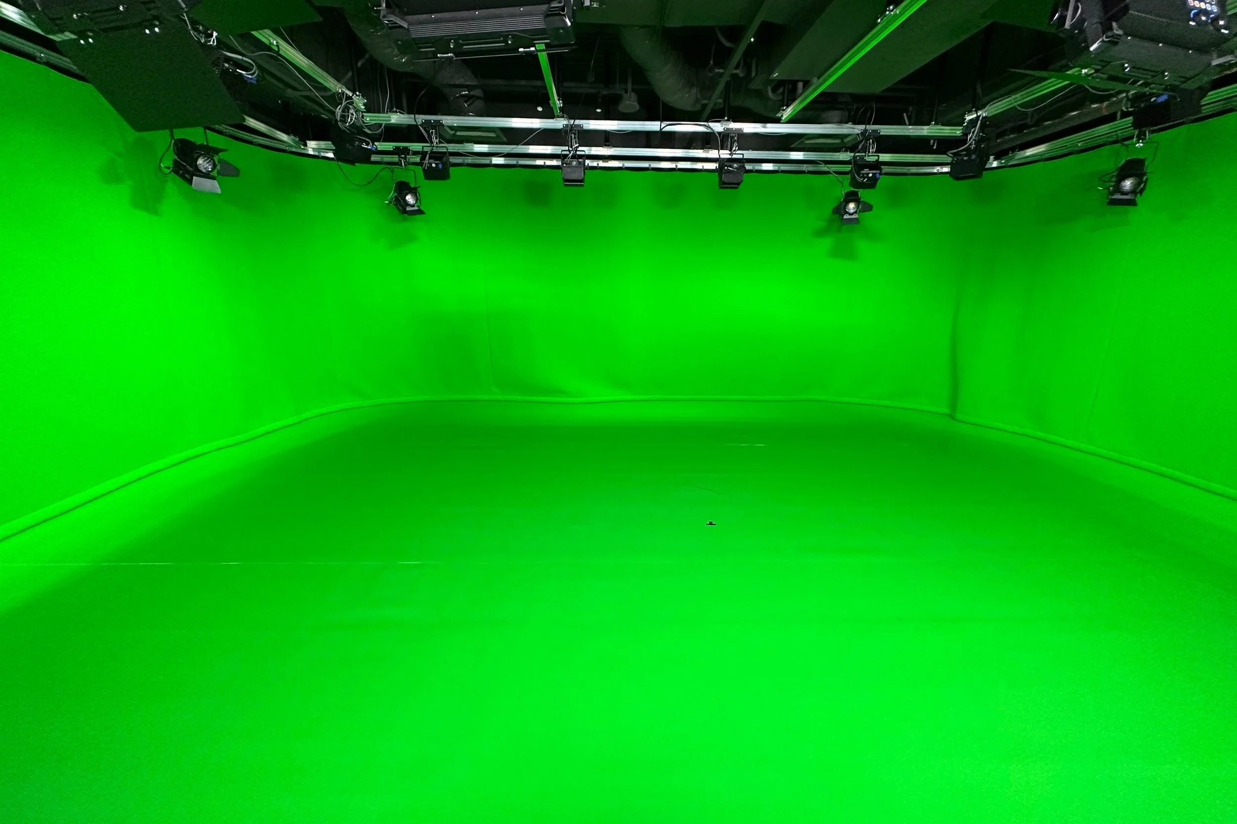 VIRTUAL CHROMAKEY GREEN SCREEN STUDIOS