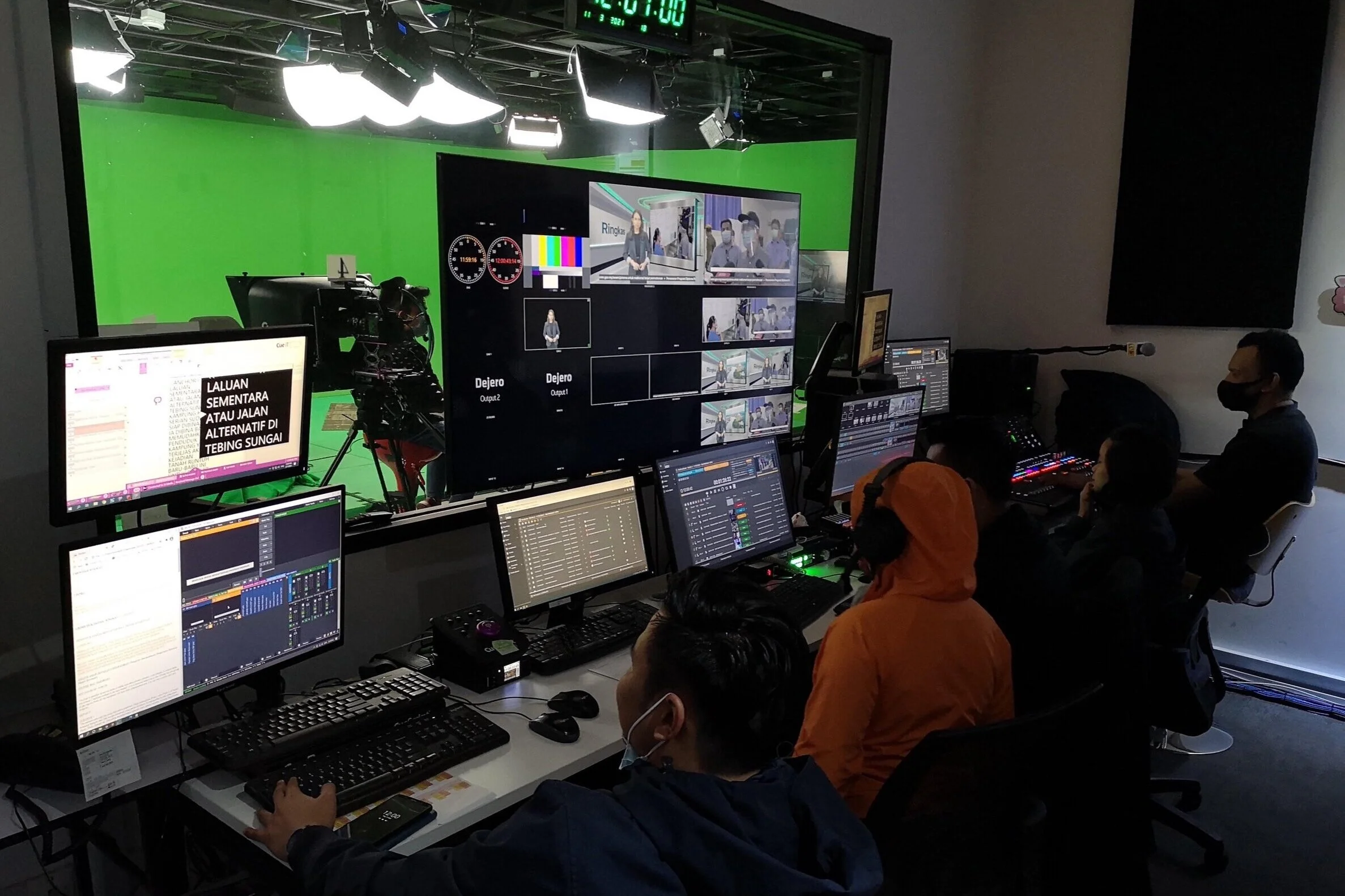 VIRTUAL CHROMAKEY GREEN SCREEN STUDIOS