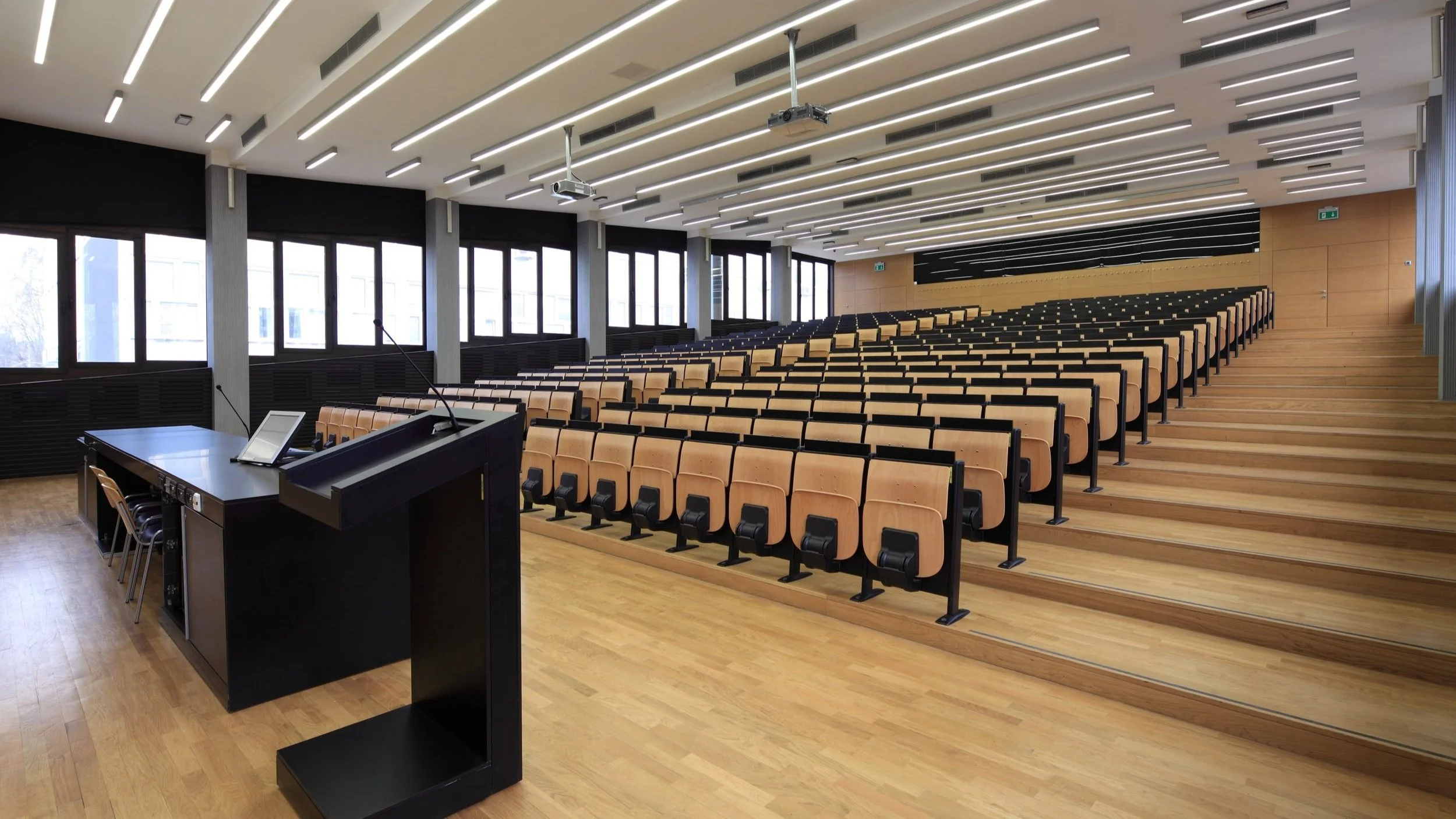 lecture+thatre+AV+systemAdobeStock_30314310.jpg