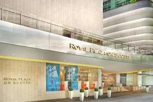 Front+area+of+Royal+Plaza+on+Scotts+hotel+in+Singapore.jpg