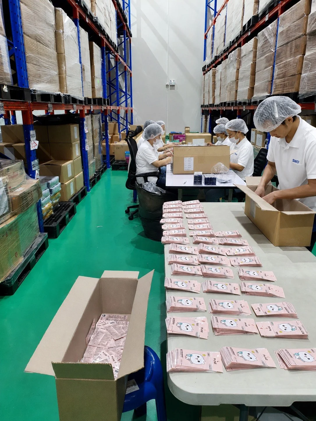 ขั้นตอนการนำสินค้าบรรจุลงกล่อง การนำสินค้าบรรจุลงกล่องอย่างถูกวิธี เติมเต็มช่องว่างเพื่อกันการขยับ และปิดผนึกกล่องให้แน่นหนาพร้อมตรวจนับ QC สินค้า
