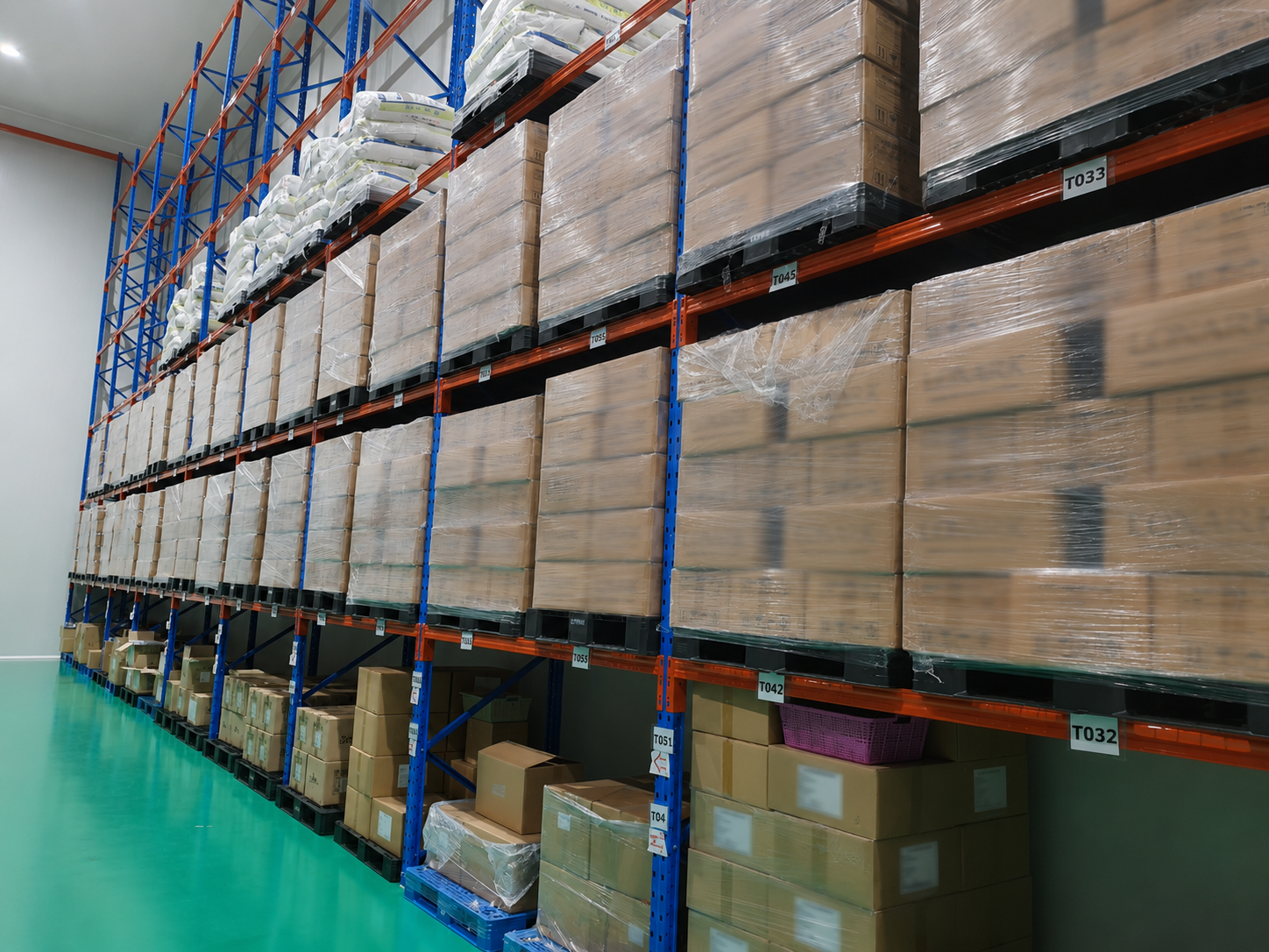 นำสินค้าขึ้นชั้นวาง การเตรียมความพร้อม ทำความสะอาดชั้น จัดเรียงตามหมวดหมู่ วางสินค้าขายดีในระดับสายตา