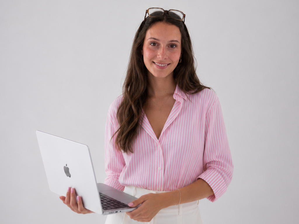 Manon Lemonon Pinto, fondatrice de l'Agence Gariguette, agence de communication créative basée entre Lyon et le Nord-Isère.