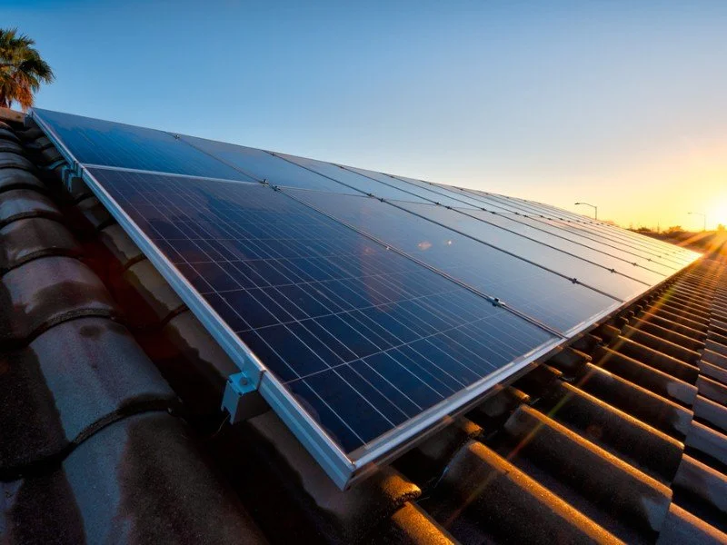 Las&nbsp;placas de energía solares con paneles fotovoltaicos