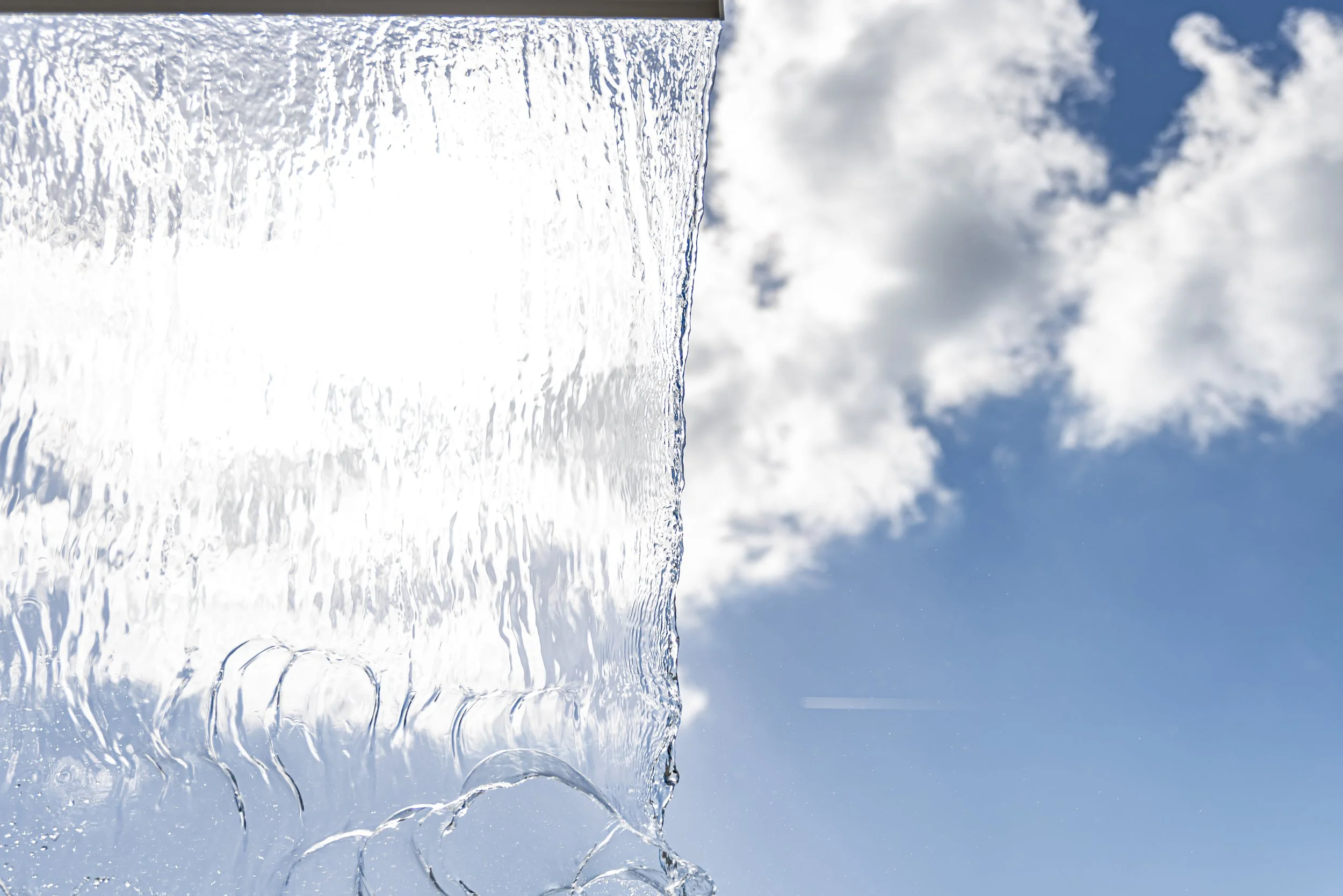 Vista del hielo derretido con agua en un día soleado con cielo nublado.