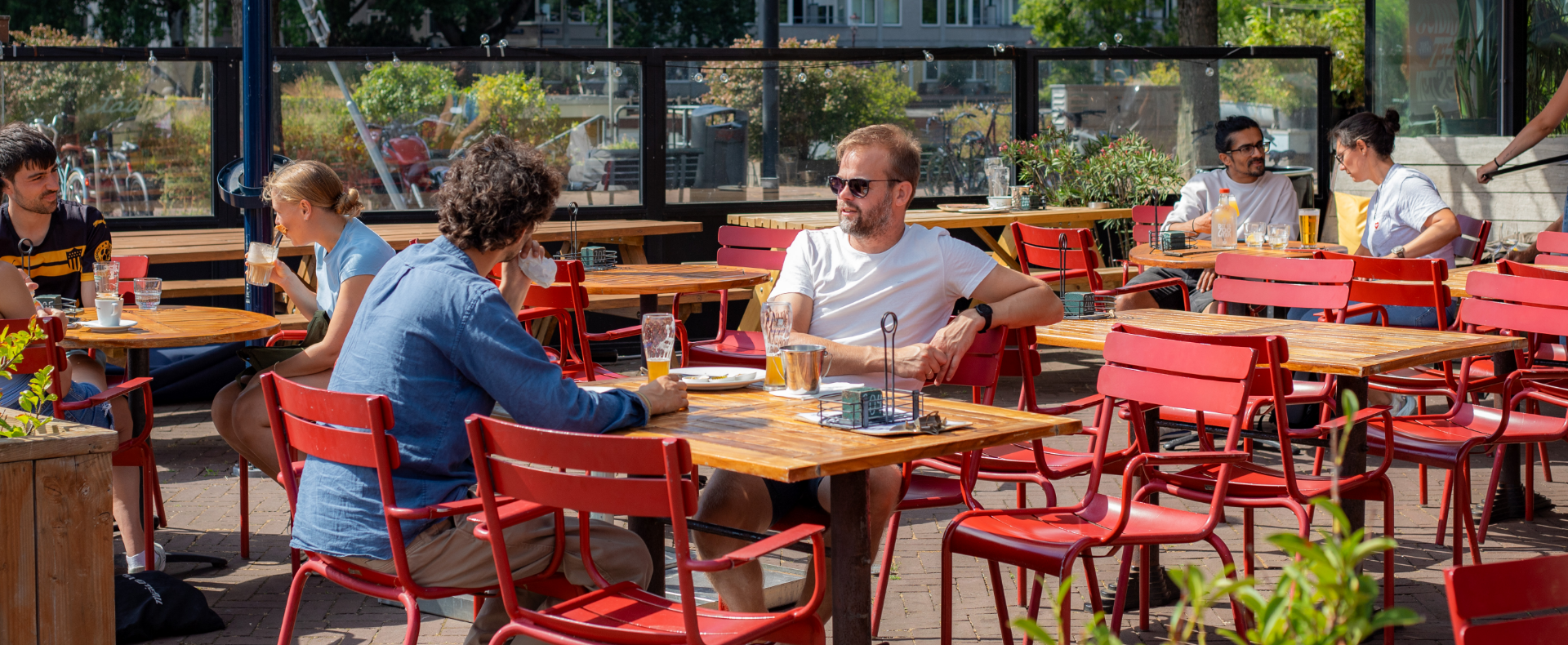 Zonnig terras bij Ten Westen