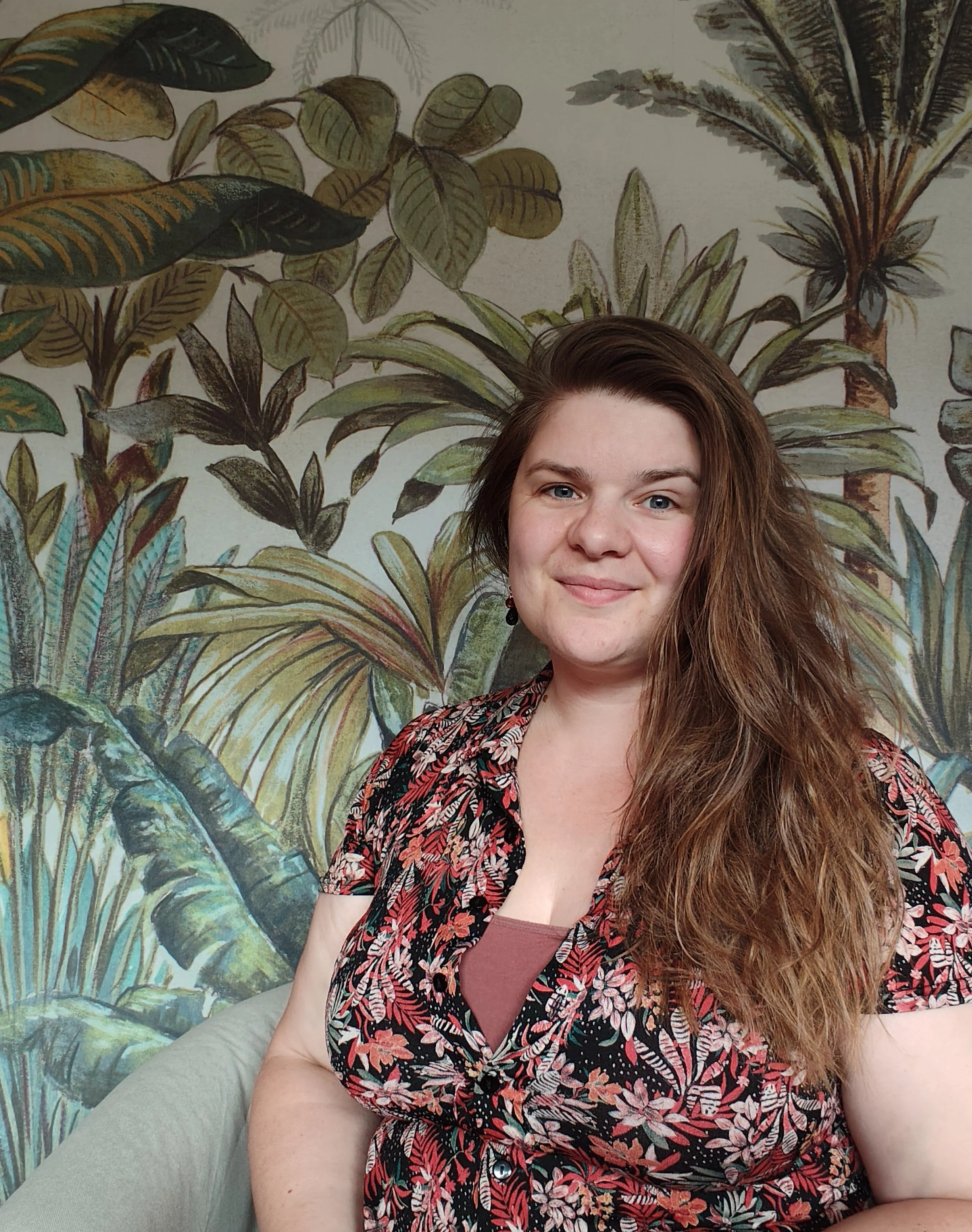 Laura in de coachruimte van Bloei & Kracht, voor het jungle-behang