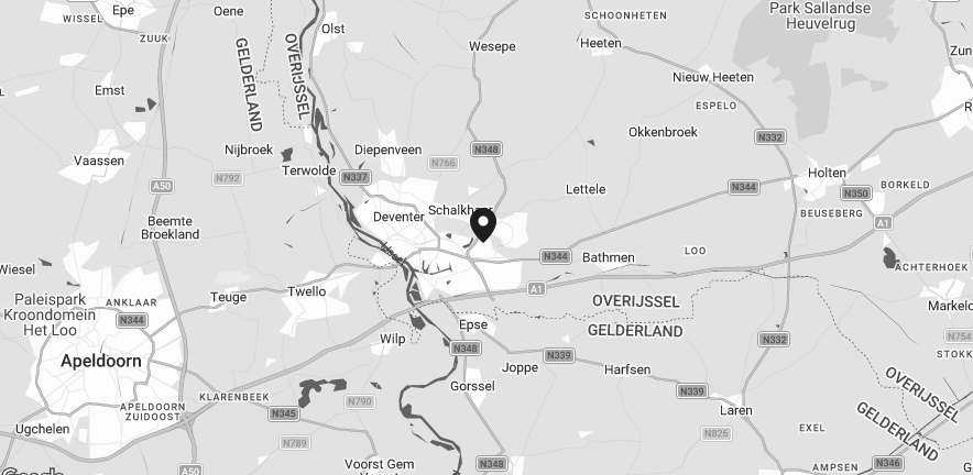 Een zwart-witte kaart van het gebied rondom Deventer met markering op een locatie in Deventer.