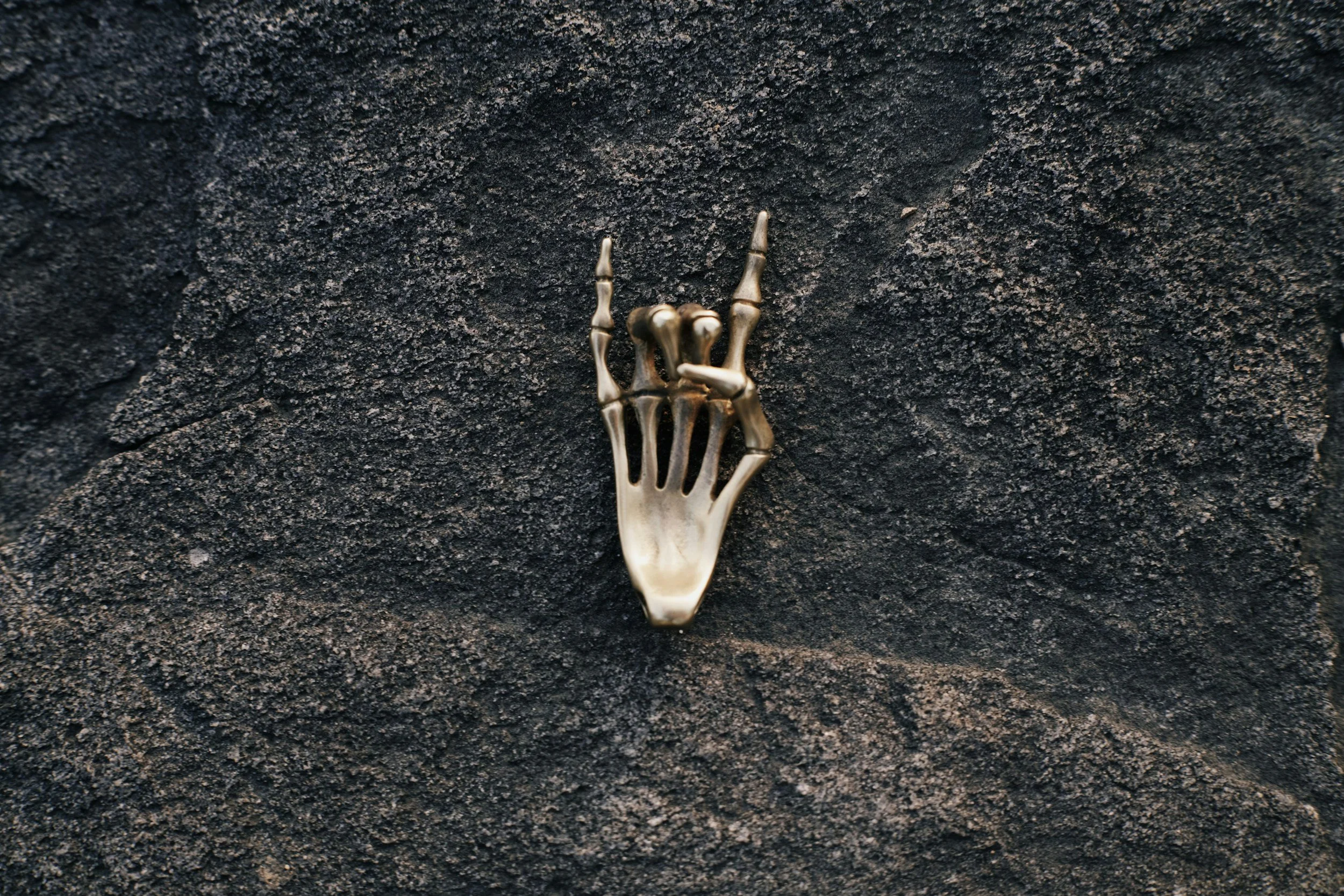 Shaka hand symbol representing learning, surfing and trying something new