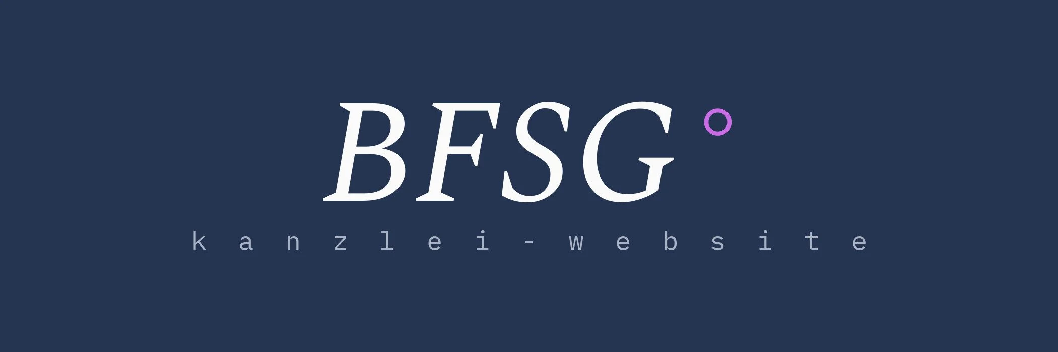 Typografische Grafik: Schriftzug BFSG mit Gradzeichen und dem Wort „kanzlei-website“ in gesperrter Schrift auf Dunkelblau