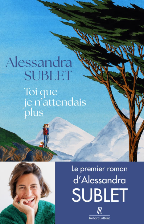 Couverture du livre avec un paysage de montagnes, un arbre, un couple et une femme souriante en bas