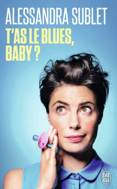 Couverture du livre avec une femme jeune aux cheveux courts et bouclés, tenant un téléphone ancien couleur rose, contre un fond bleu, avec le titre 'T'as le blues, baby ?'