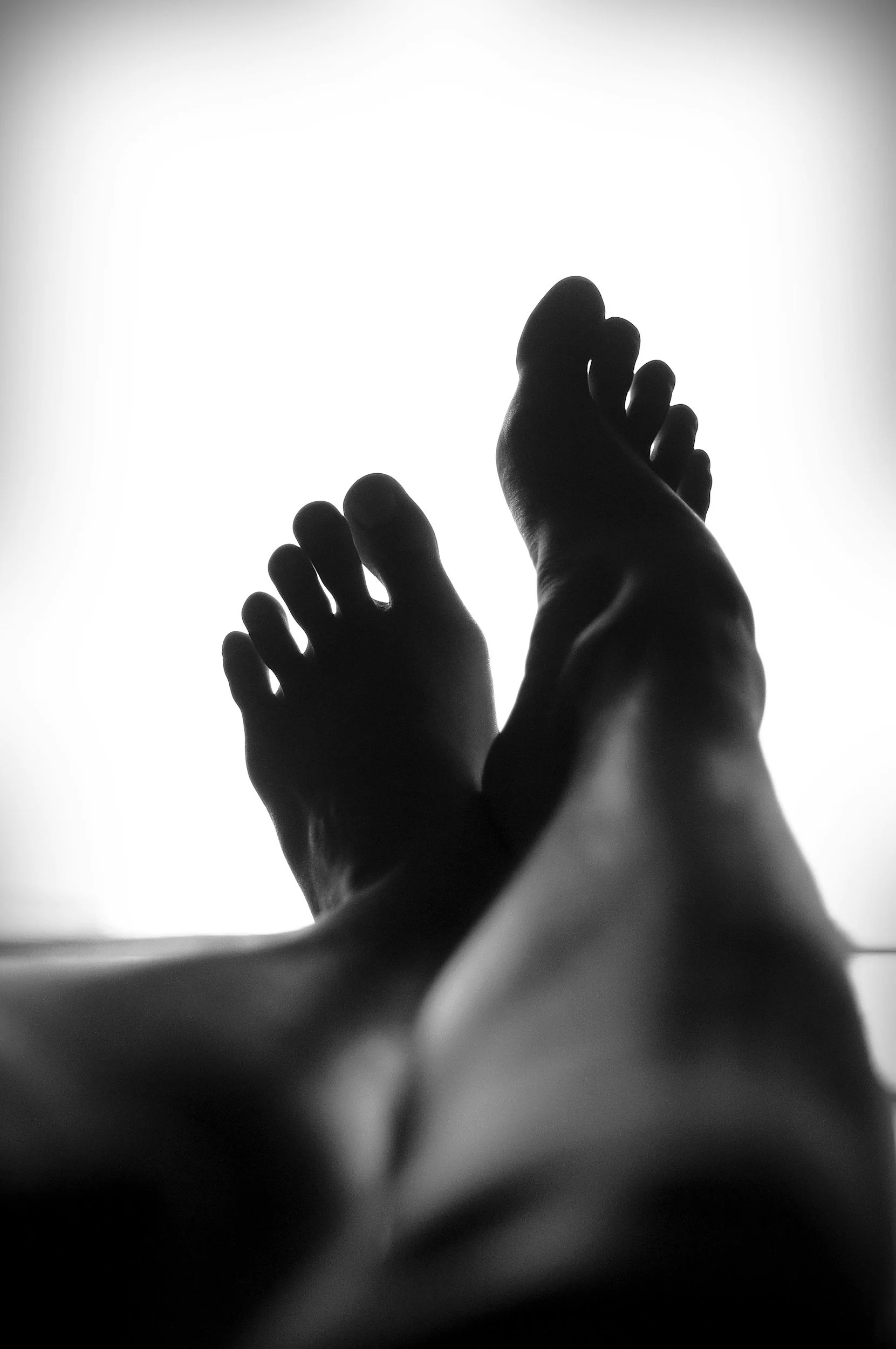Silhouette de deux pieds.