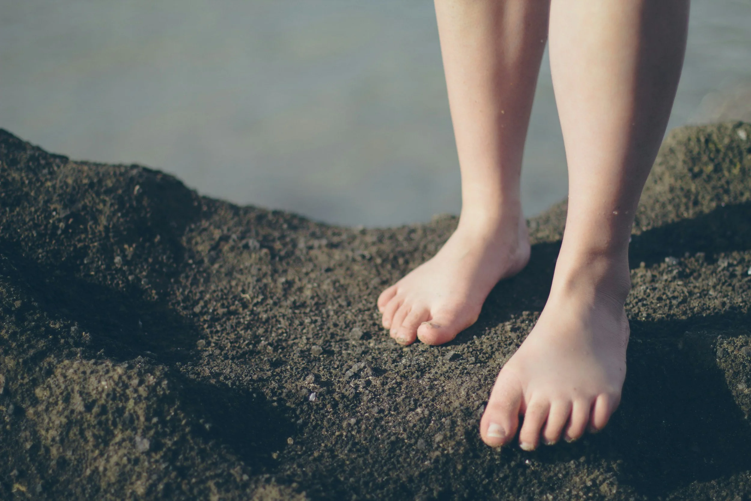 Pieds d'une personne à la mer.