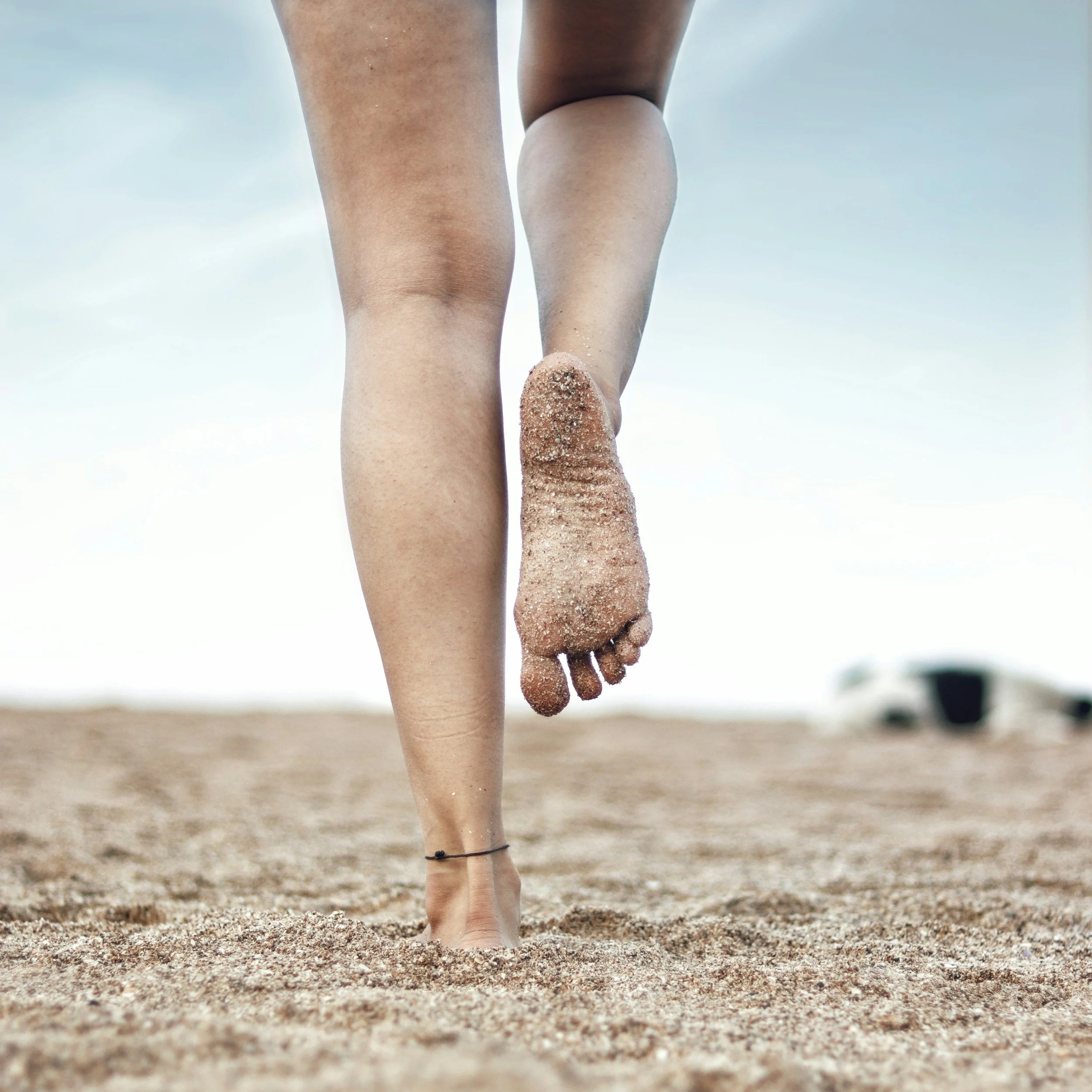 Personne qui marche sur la plage rapidement.