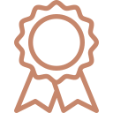 Une médaille avec un ruban