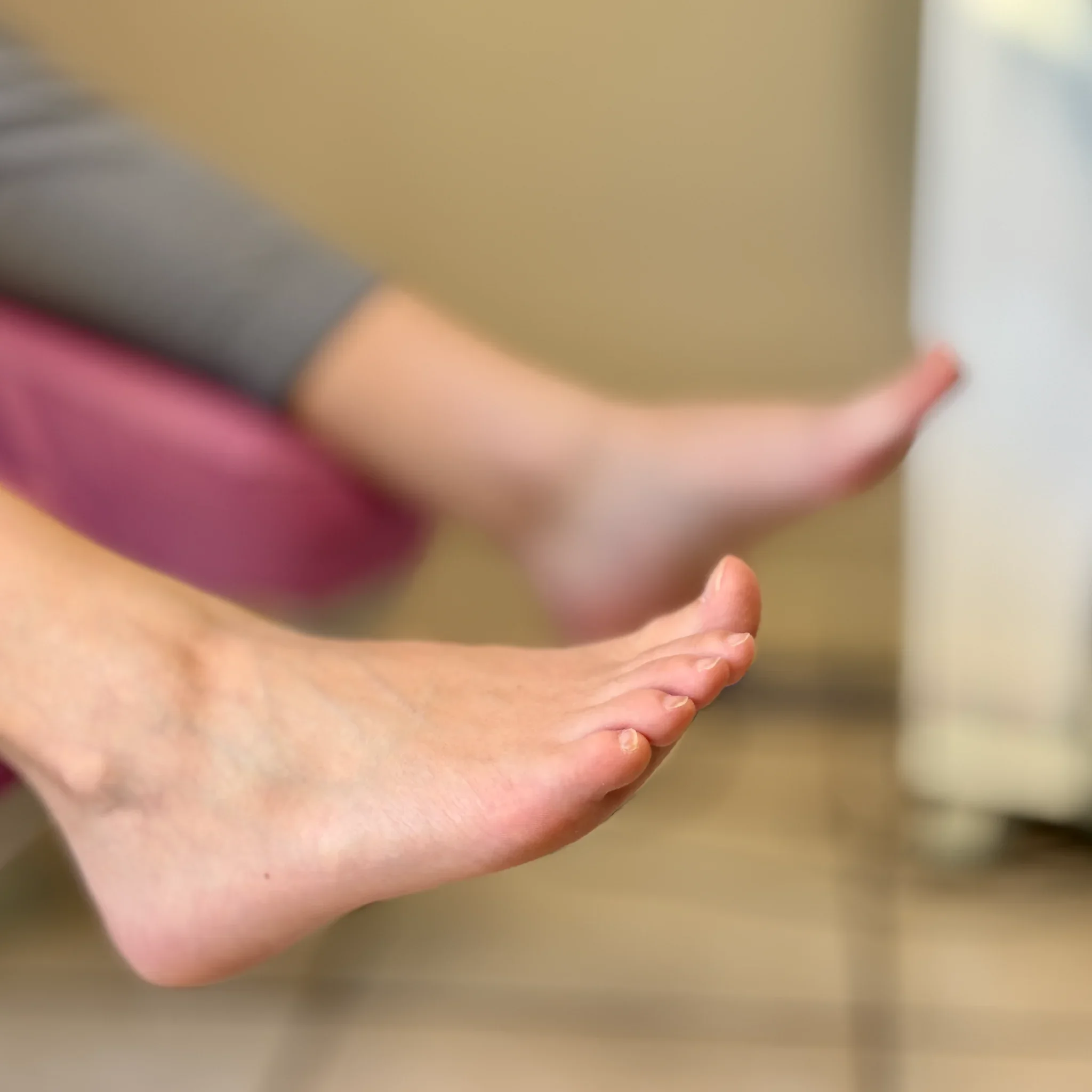 Gros plan sur les pieds d'une patiente dans le cabinet de Thorigny-sur-Marne près de Lagny-sur-Marne.