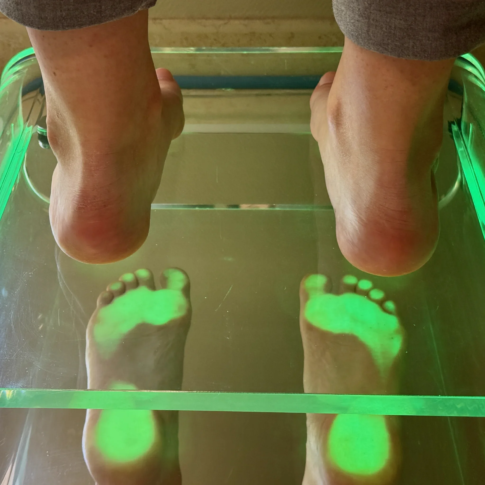 Pieds sur plateforme pour bilan podologique postural.