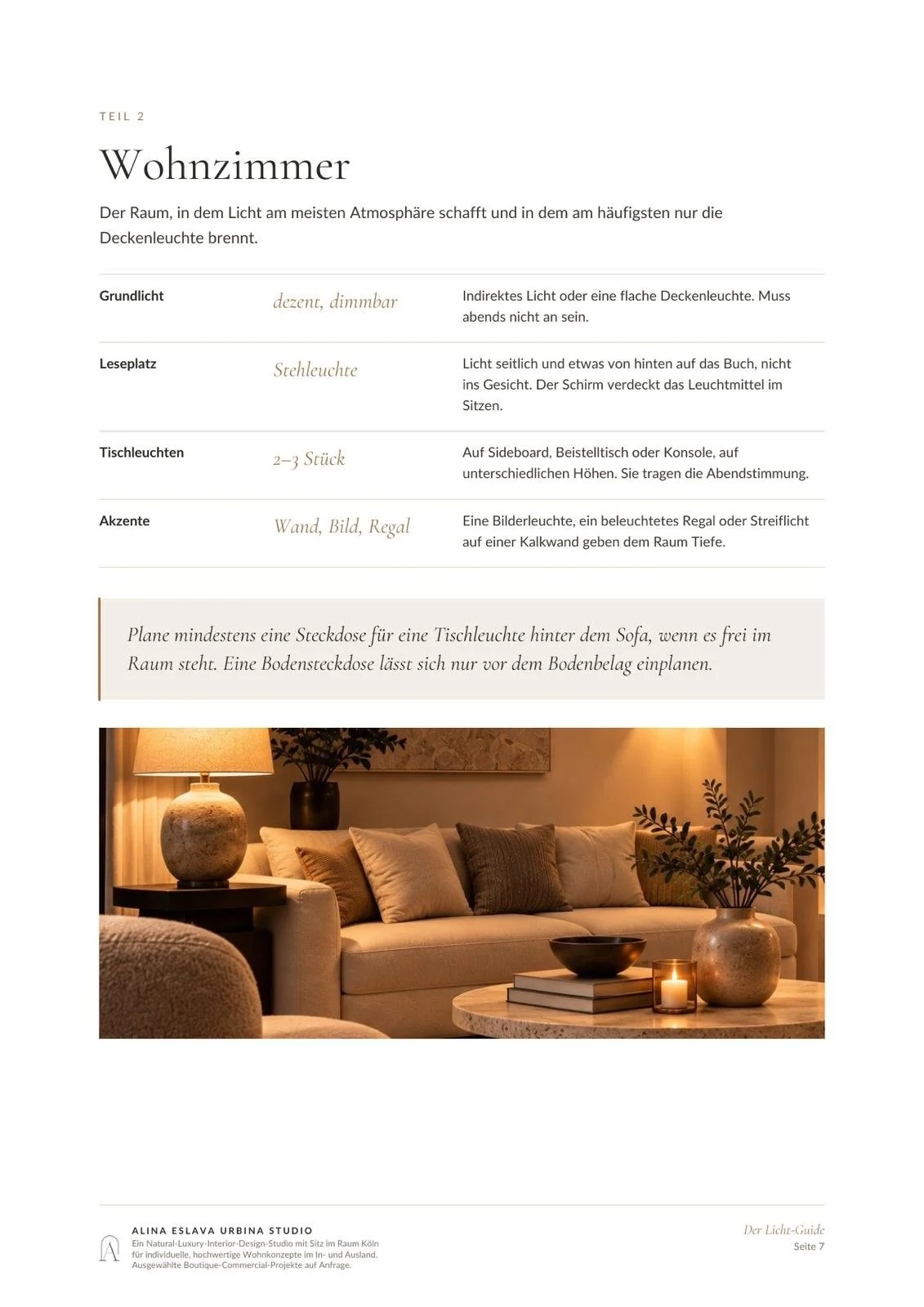 Ein Wohnzimmer mit Sofa, Tisch, Lampen, Vasen und Kerzen in warmem Licht.