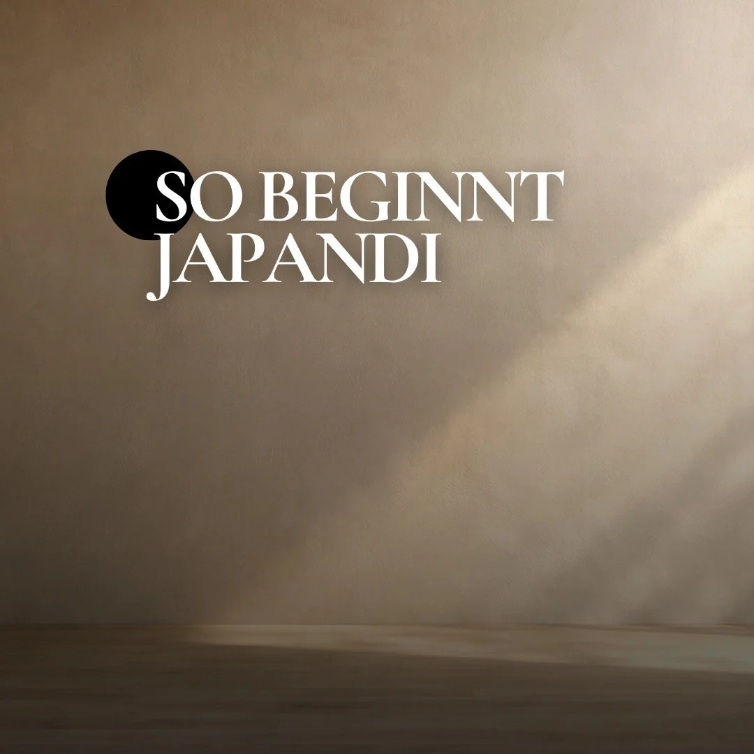 🎬 Japandi ist keine Deko.
Es ist eine Haltung.

Sechs Objekte 
und aus einem leeren Raum
wird ein Ort, der atmet.

Kein Bling.
Kein Zuviel.
Nur Materialien, die man riechen kann.
Und Formen, die Ruhe geben.

Bei welchem der sechs Objekte
hast du inn