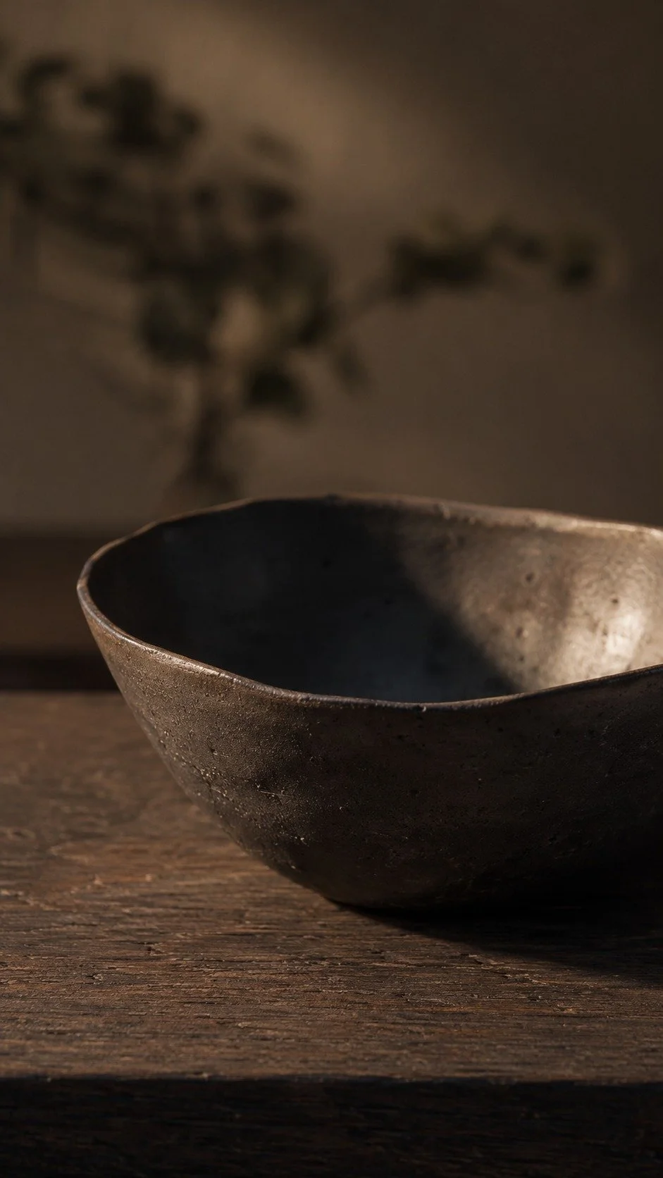 🎬 JAPANDI &middot; Details

Manchmal
sagt eine Schale mehr
als ein ganzes Regal.

Handget&ouml;pfert.
Nicht symmetrisch.
Erdton.

Genau deshalb sch&ouml;n.

Was ist dein Lieblings-Detail
in deinem Zuhause?

#JapandiInteriors #WabiSabi
#MaterialNotes