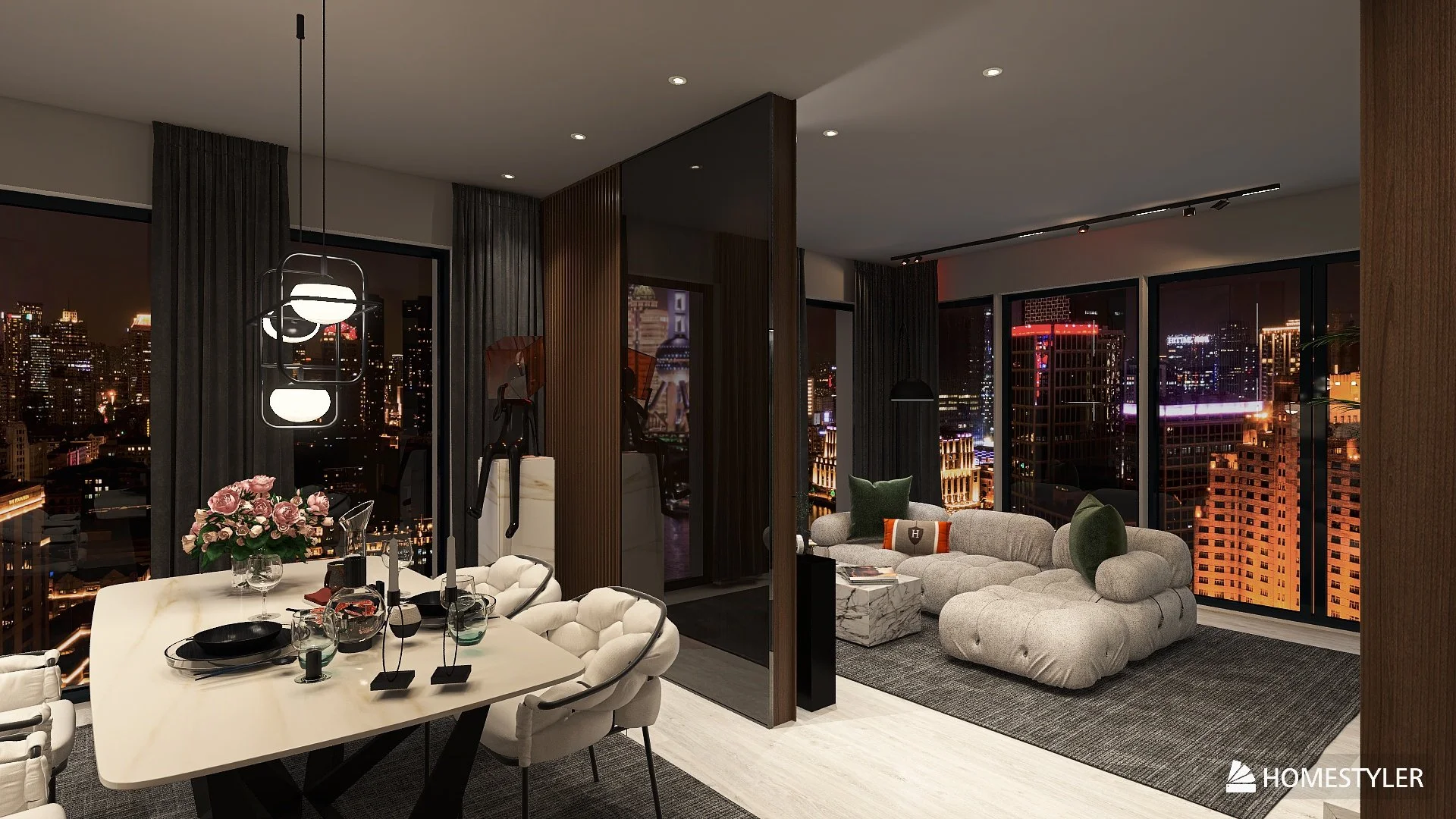 Modernes Wohnzimmer mit großen Fensterfronten, die die beleuchtete Stadt bei Nacht zeigen. Es gibt eine gemütliche Couch mit grünen Kissen, einen Couchtisch und einen Essbereich mit weißem Tisch und weißen Stühlen. Dekorative Akzente wie Blumen und moderne Leuchten sind sichtbar.