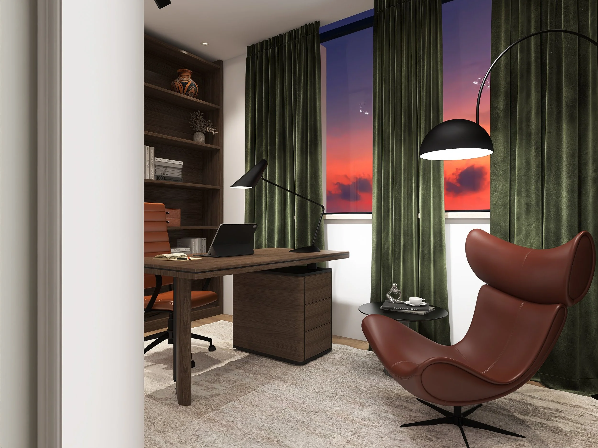 Ein modernes Arbeitszimmer mit dunklem Holzschreibtisch, einer schwarzen Schreibtischlampe, einem Laptop, einem orangefarbenen Bürostuhl, einem Regal mit Büchern und Dekorationsgegenständen, einem großen Fenster mit grünen Vorhängen und einem Sonnenu