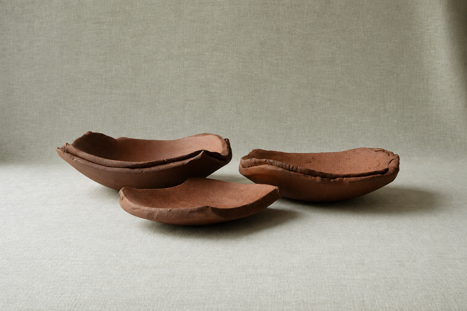 Rustieke terracotta schalen op linnen.png