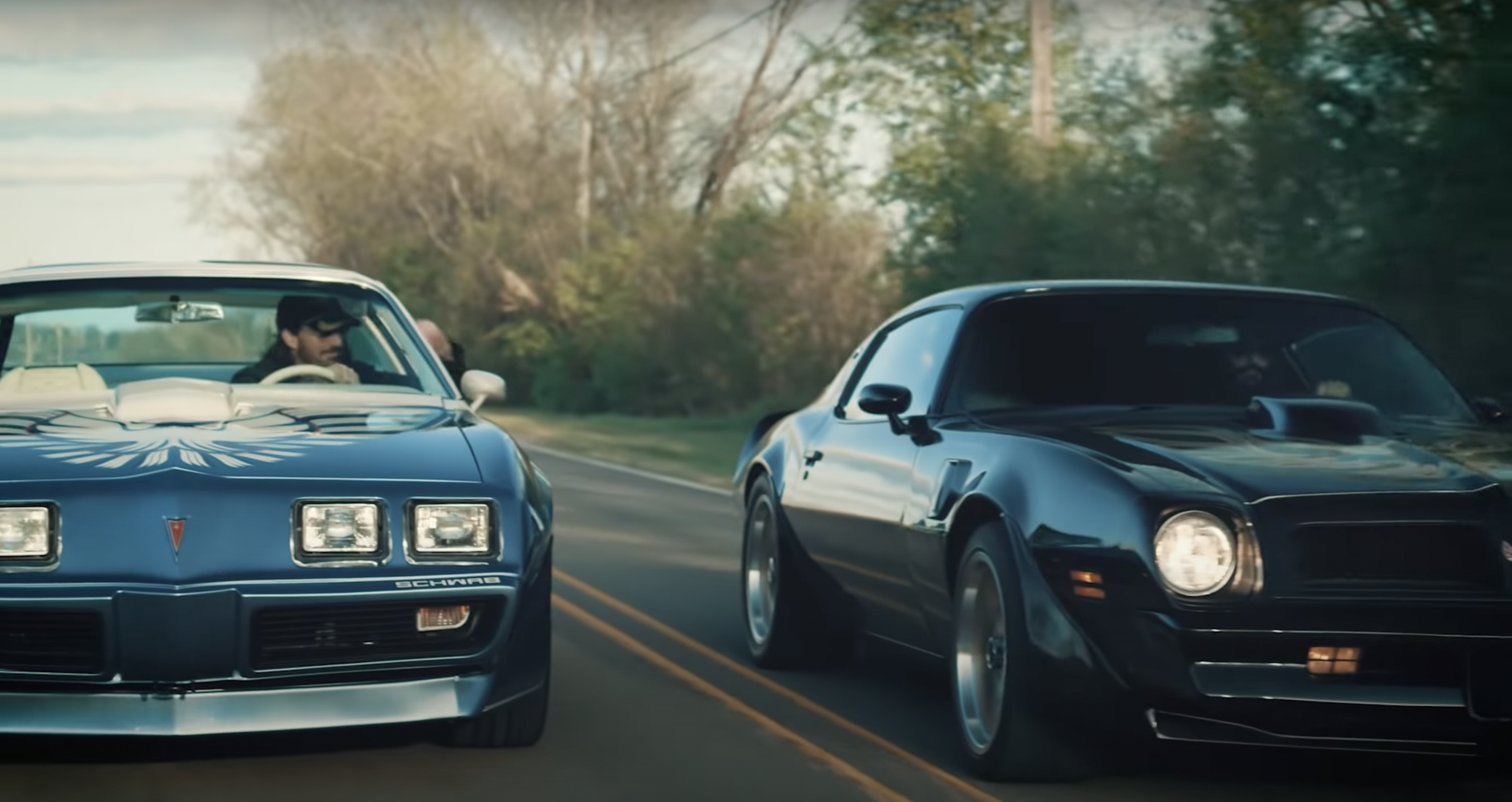 jake-owen-drives-the-schwab-firebird-and-sings-east-bound-amp-down-2022-05-05_14-42-30_540236.png