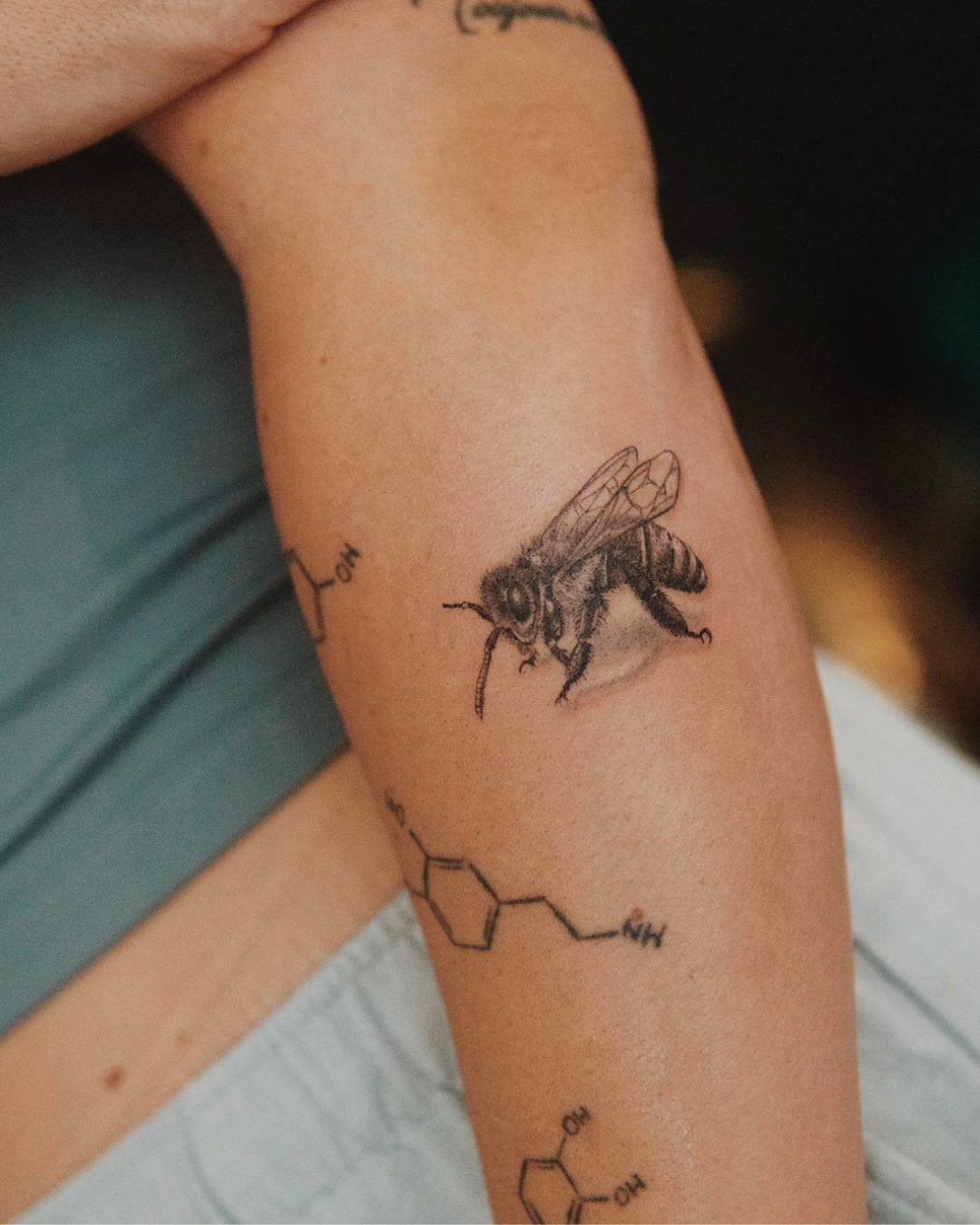 Tatuaje microrealista de abeja realizado en Purezas Tattoo por Manuela Medina