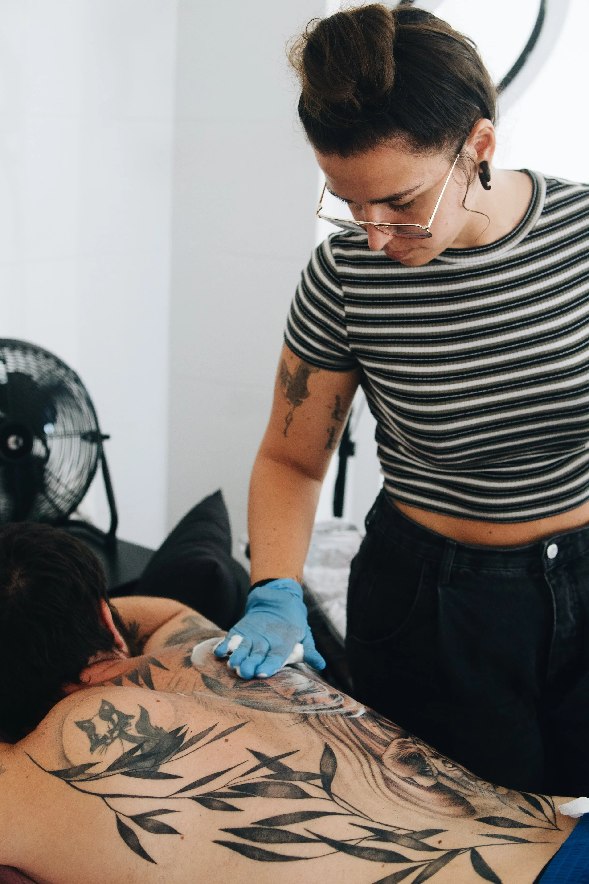 Dónde duele más un tatuaje Fine Line: guía honesta por zonas