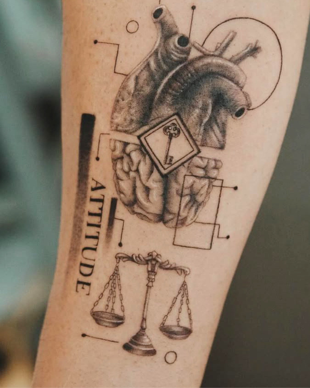 Tatuaje de un corazón humano con un cerebro debajo realizado por Manuela Medina en Gandía