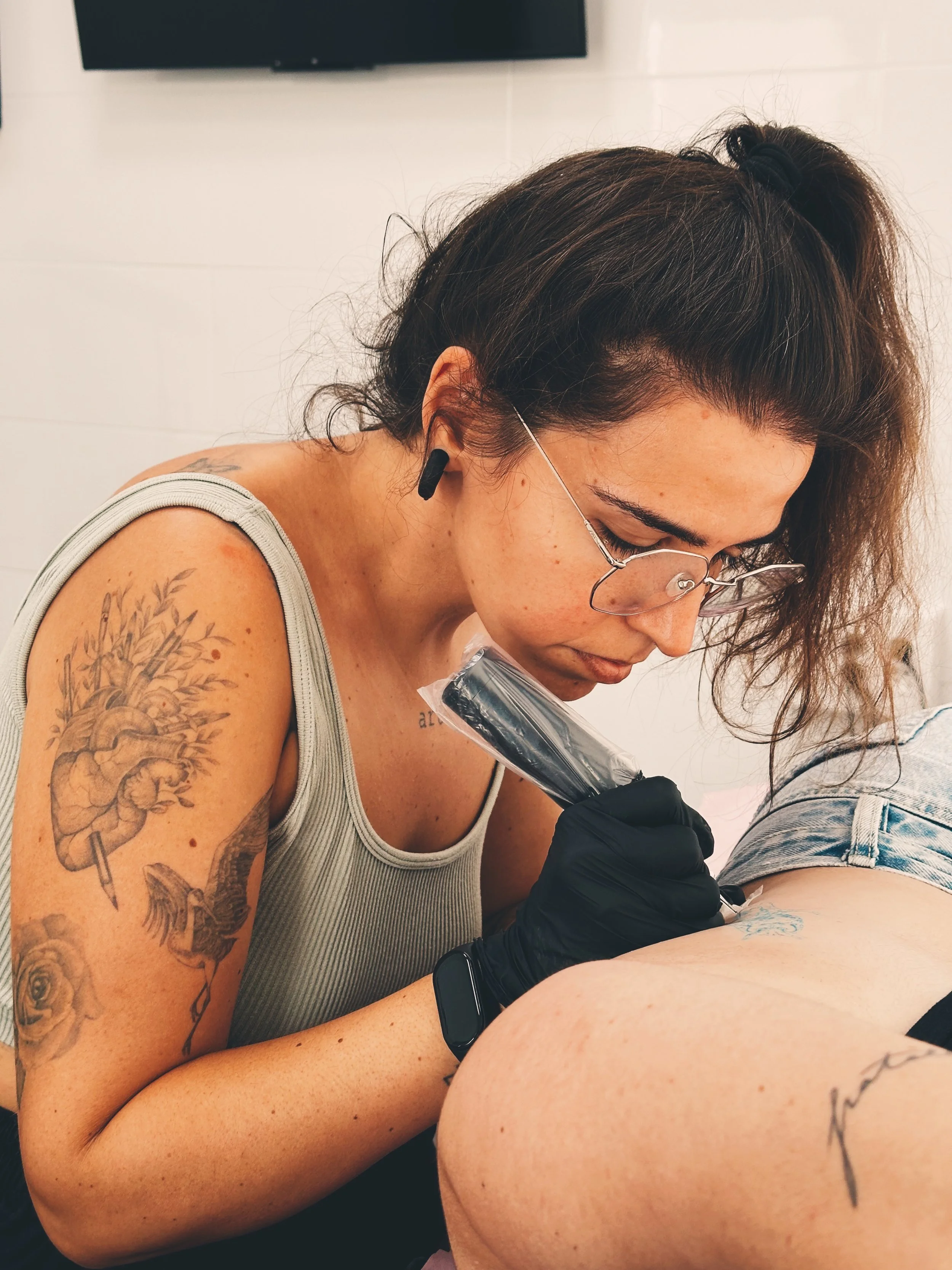 Manuela Medina realizando un tatuaje Fine Line en Purezas Tattoo, su estudio de Gandía