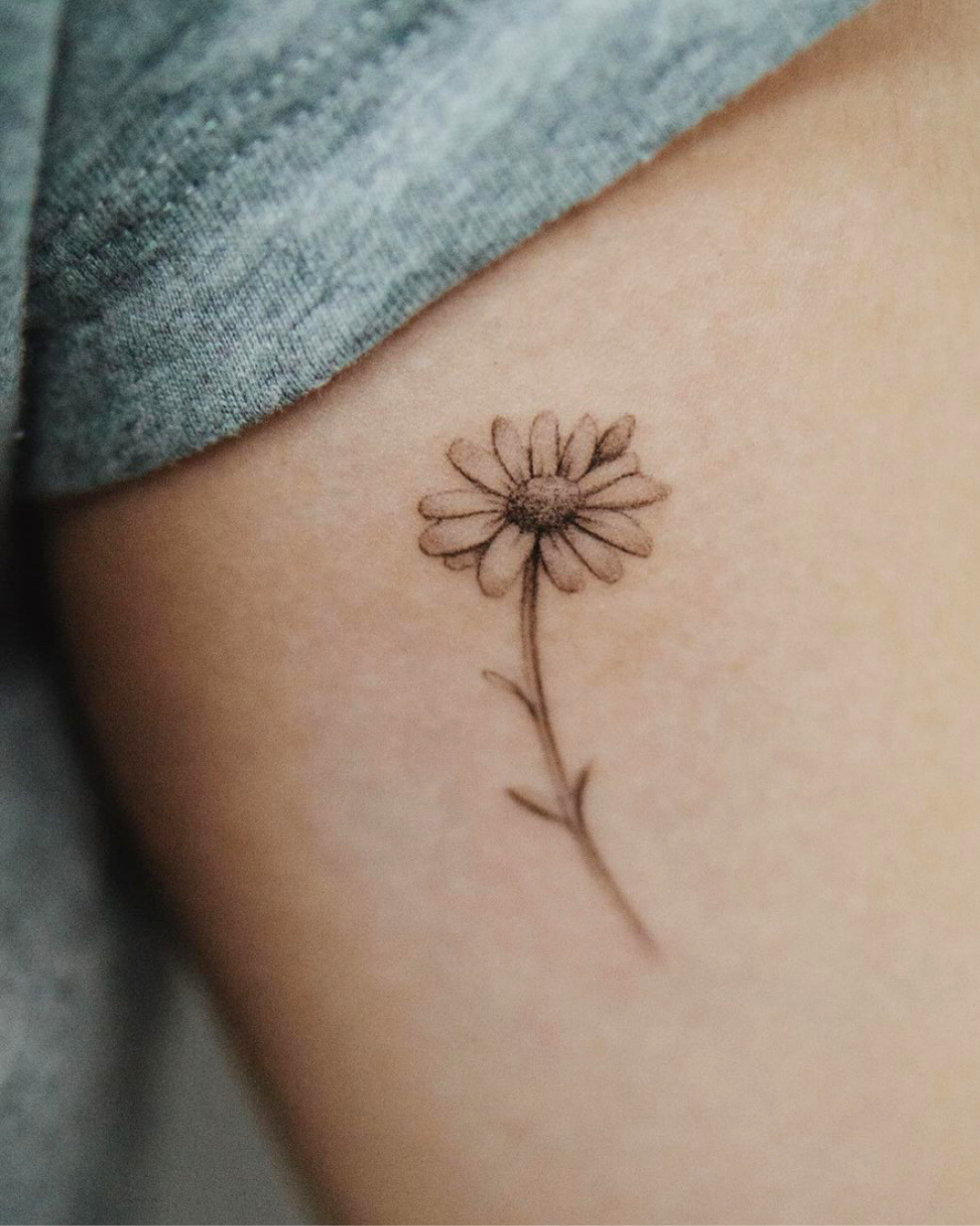 Tatuaje microrealismo margarita realizado por Manuela Medina en Gandía