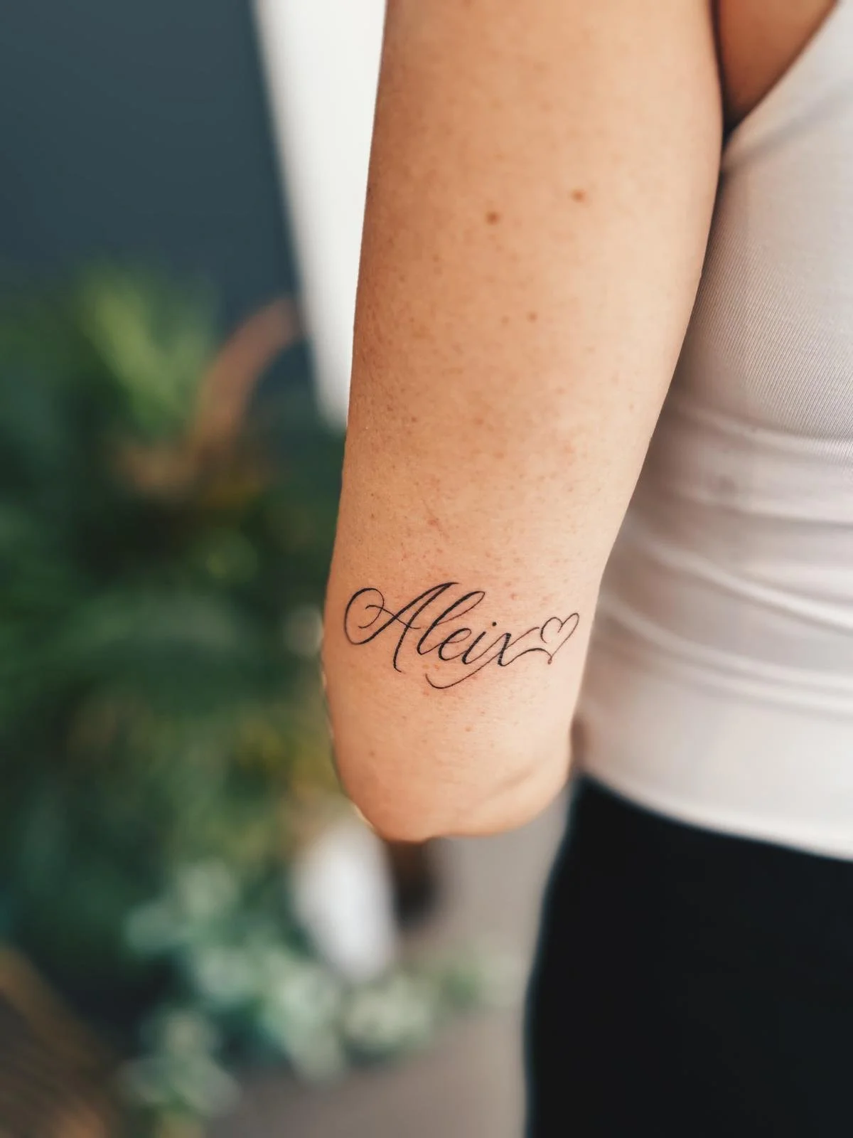 Tatuajes Fine Line de nombre realizados en Purezas Tattoo