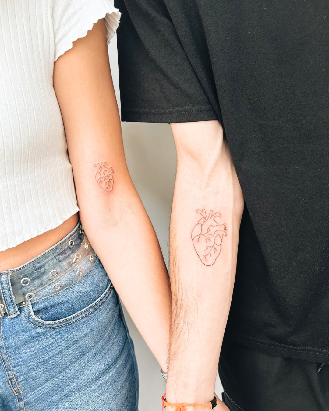 Tatuajes Fine Line de corazones a juego para pareja realizados en Purezas Tattoo