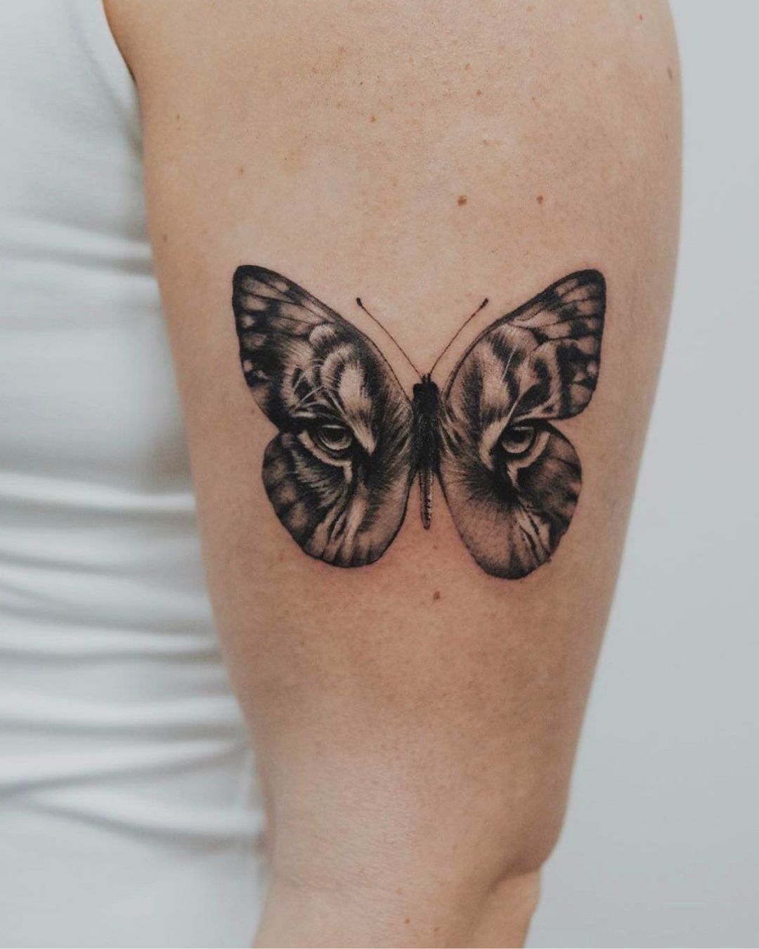 Tatuaje de mariposa en negro realizado por Manuela Medina en Purezas Tattoo