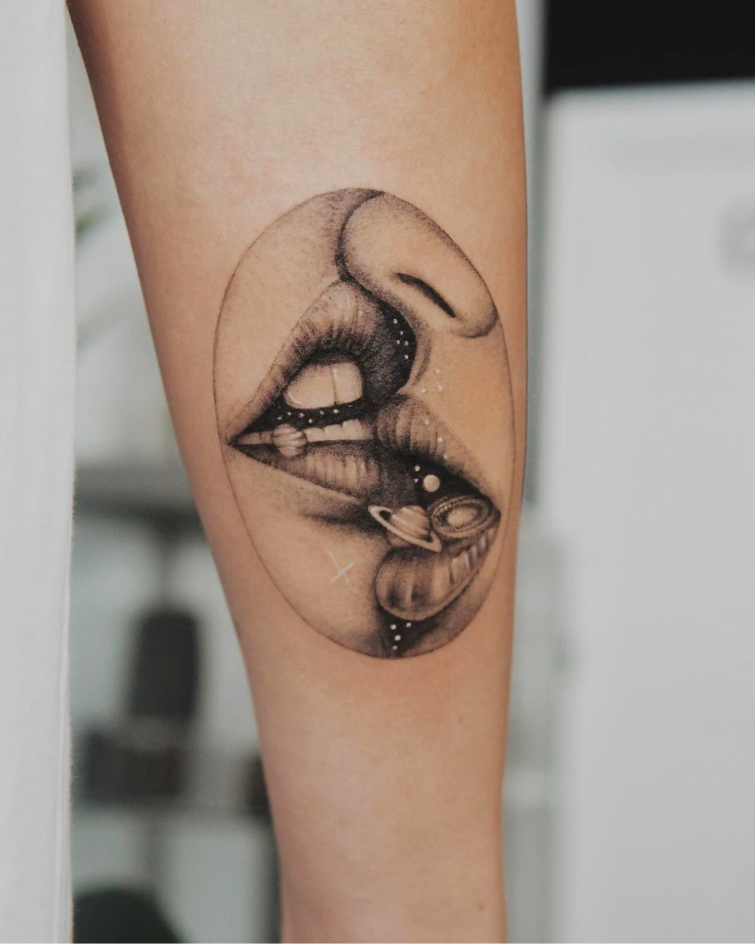 Tatuaje ilustración microrealismo artístico de boca con detalles cósmicos realizado por Manuela Medina en Gandía