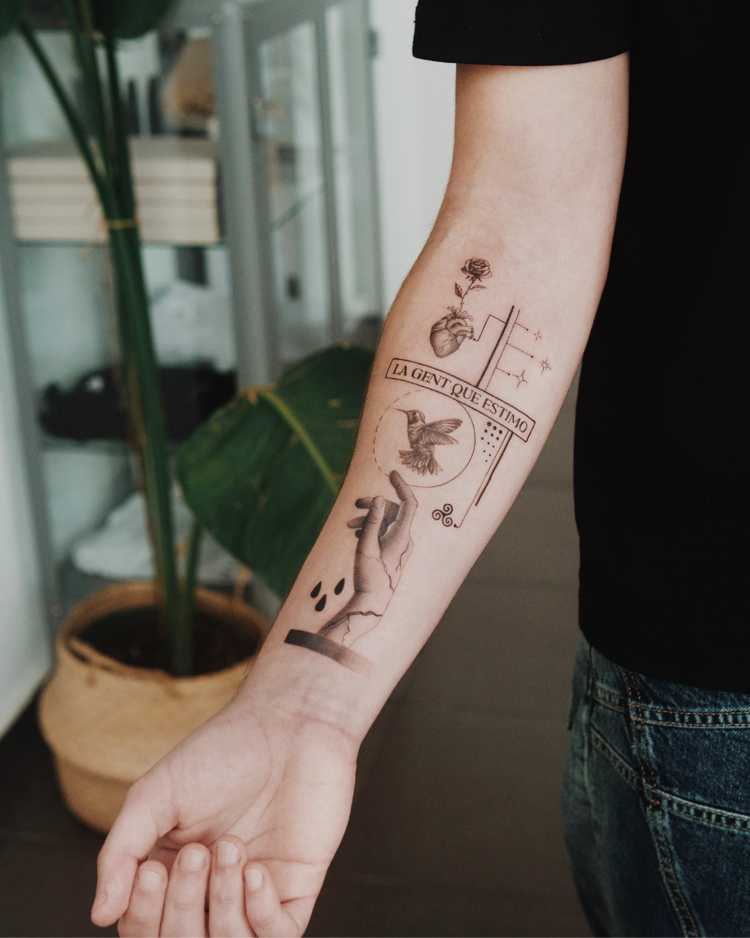 Tattoo Concept con símbolos personales inspirado en la canción “La gent que estimo” de Oques Grasses, realizado por Manuela Medina en Purezas Tattoo