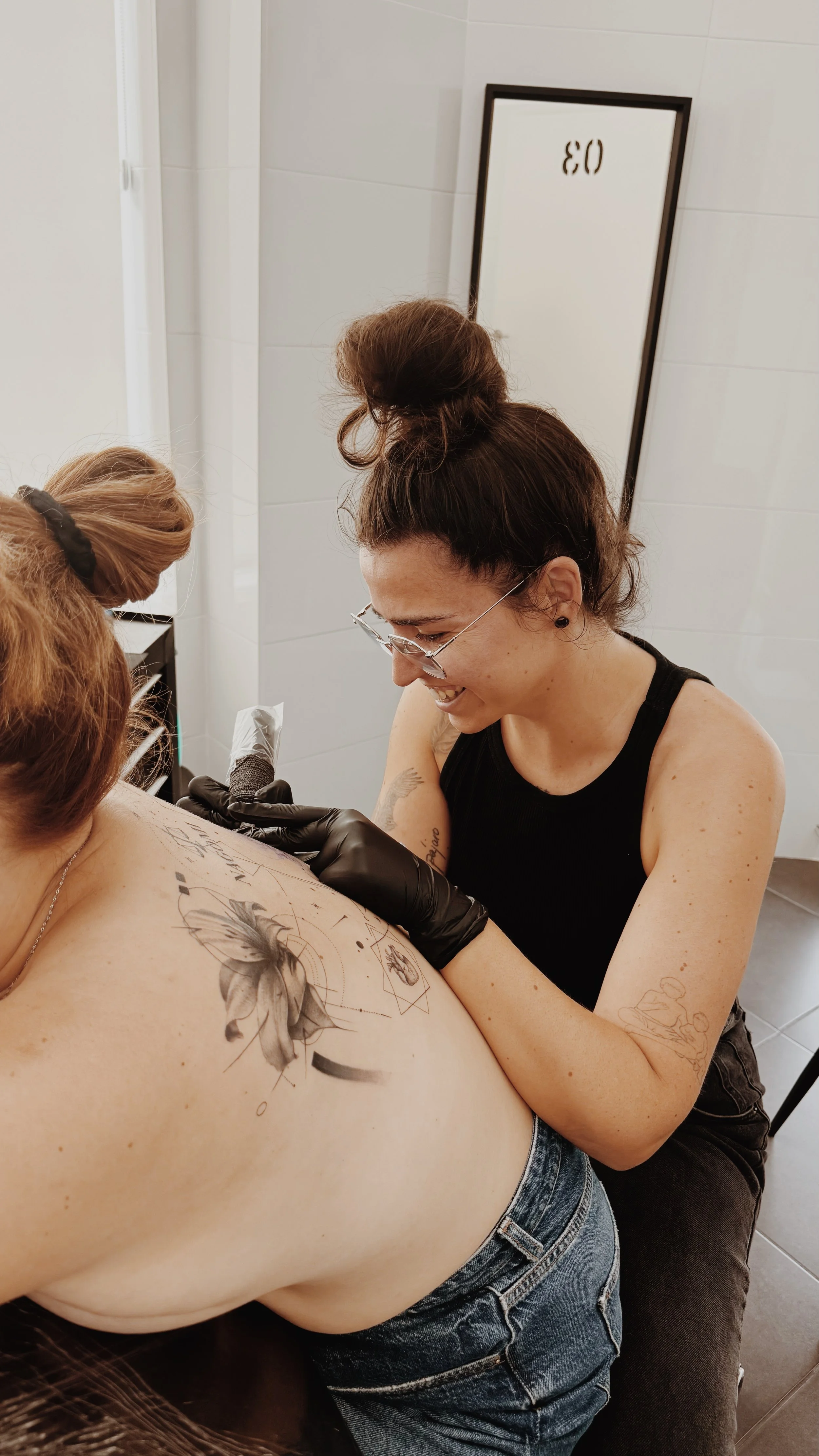 Manuela Medina realizando un Tattoo Concept personalizado en Purezas Tattoo, Gandía