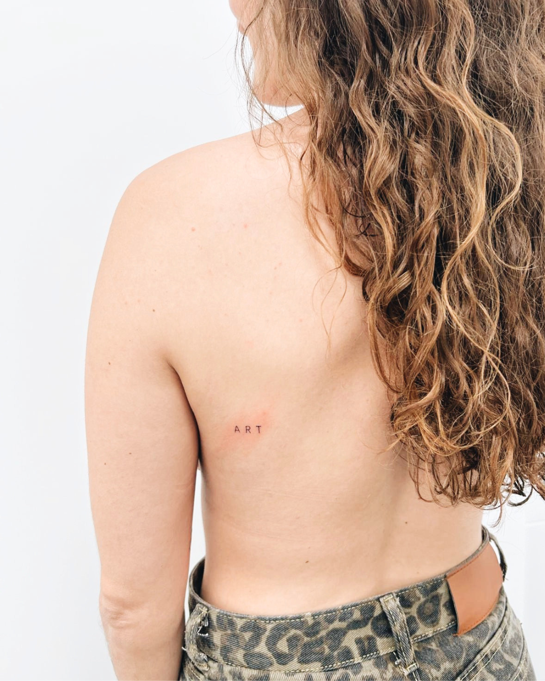 Tatuaje Fine Line palabra realizado por manuela medina en purezas tattoo