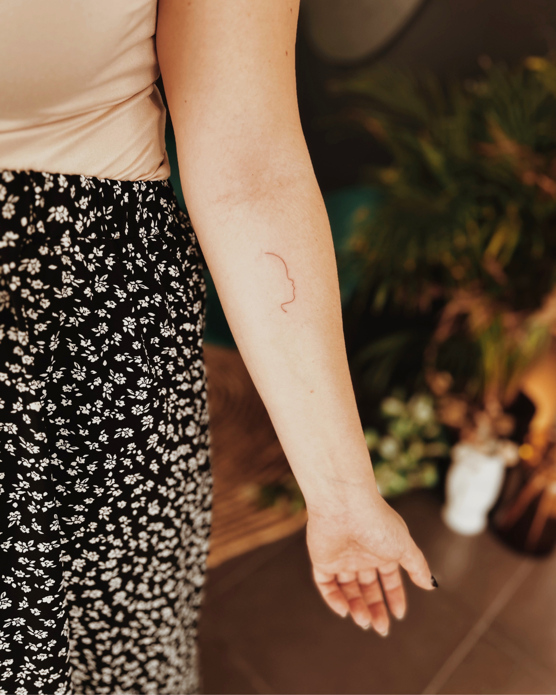 Tatuaje delicado en el brazo realizado por Manuela Medina en Gandía