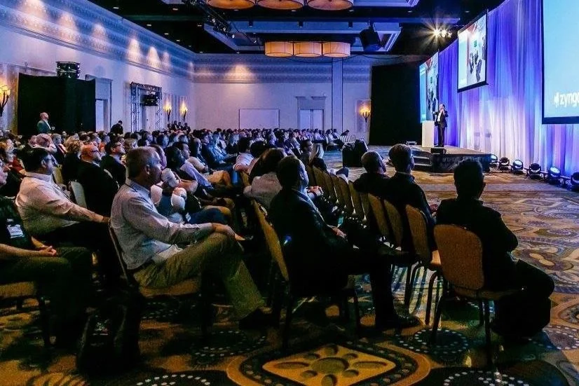 Ron Friedman presenting a keynote to a full audience