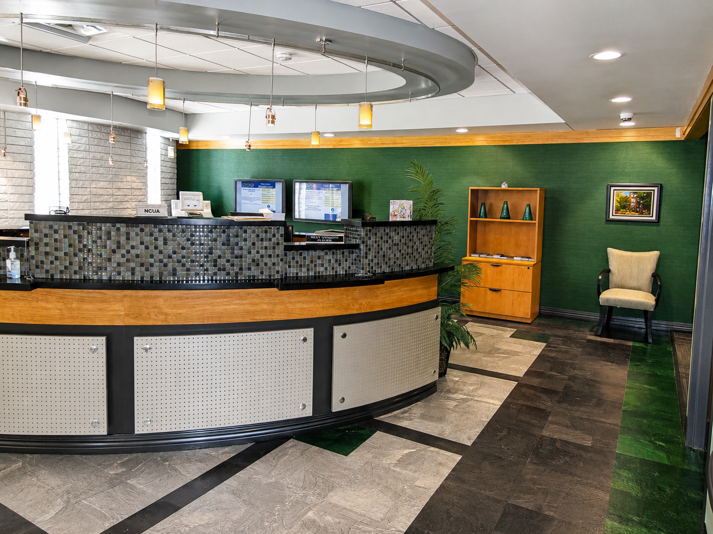 DESCO Federal Credit Union reception area with a curved service desk, customer workstations and contemporary interior finishes.