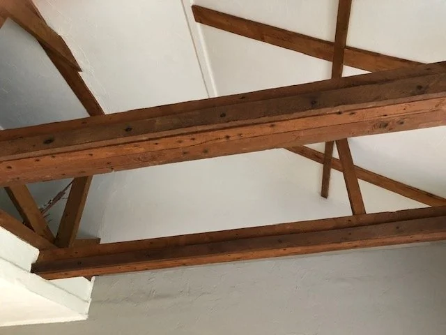 Decke mit Holzbalken in einem Raum, Blick nach oben