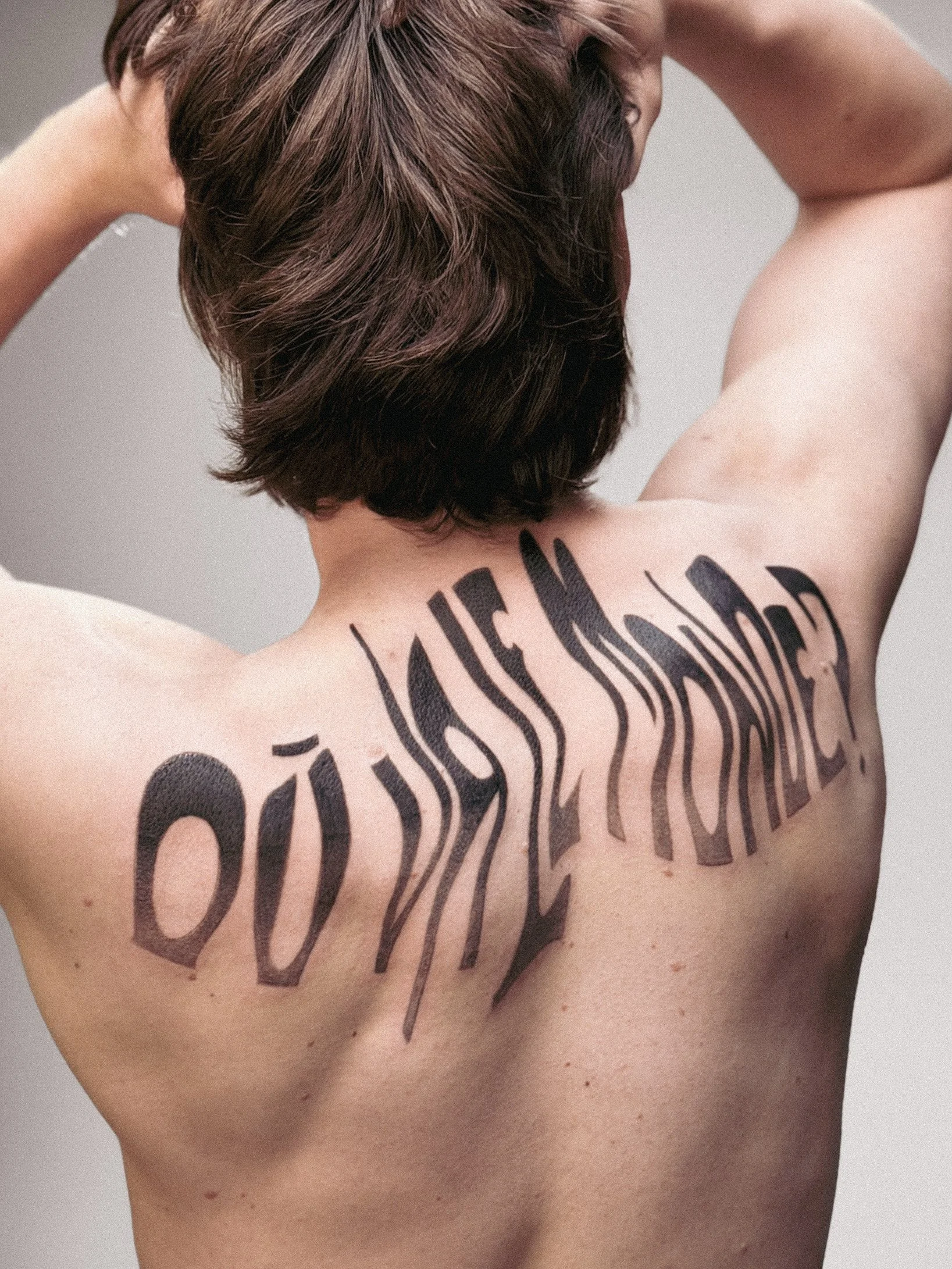 ou va le monde big typography tattoo la femme